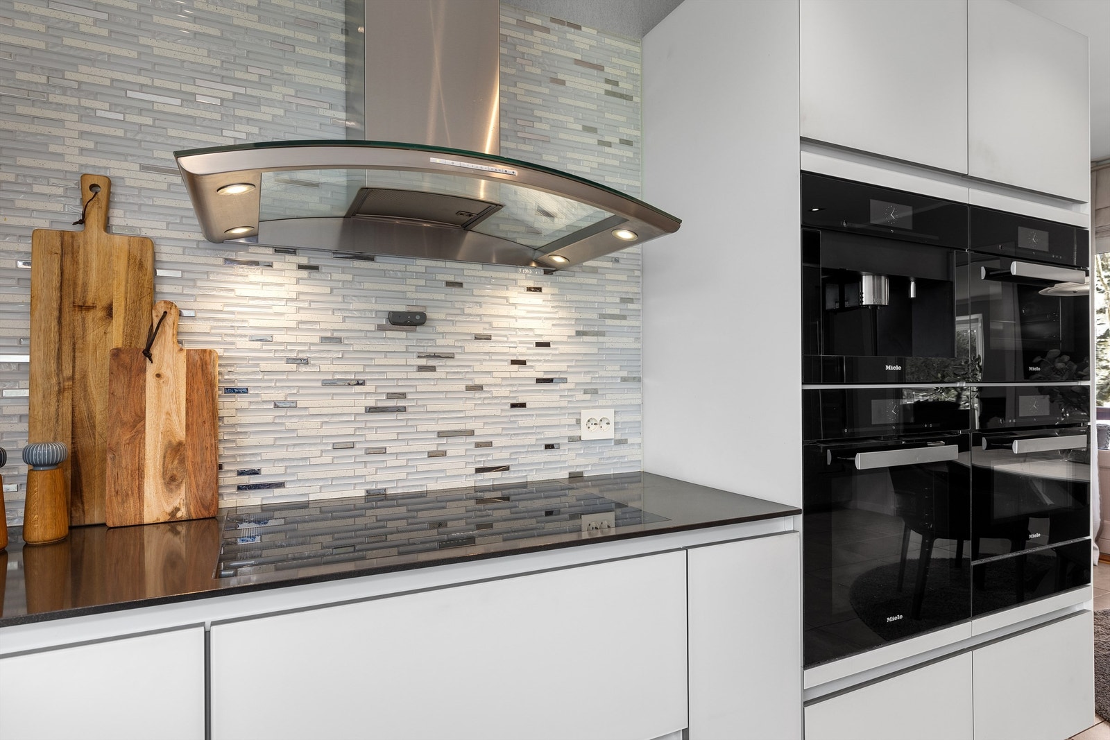 Integrerte hvitevarer fra Miele og Gaggenau. Galleribilde