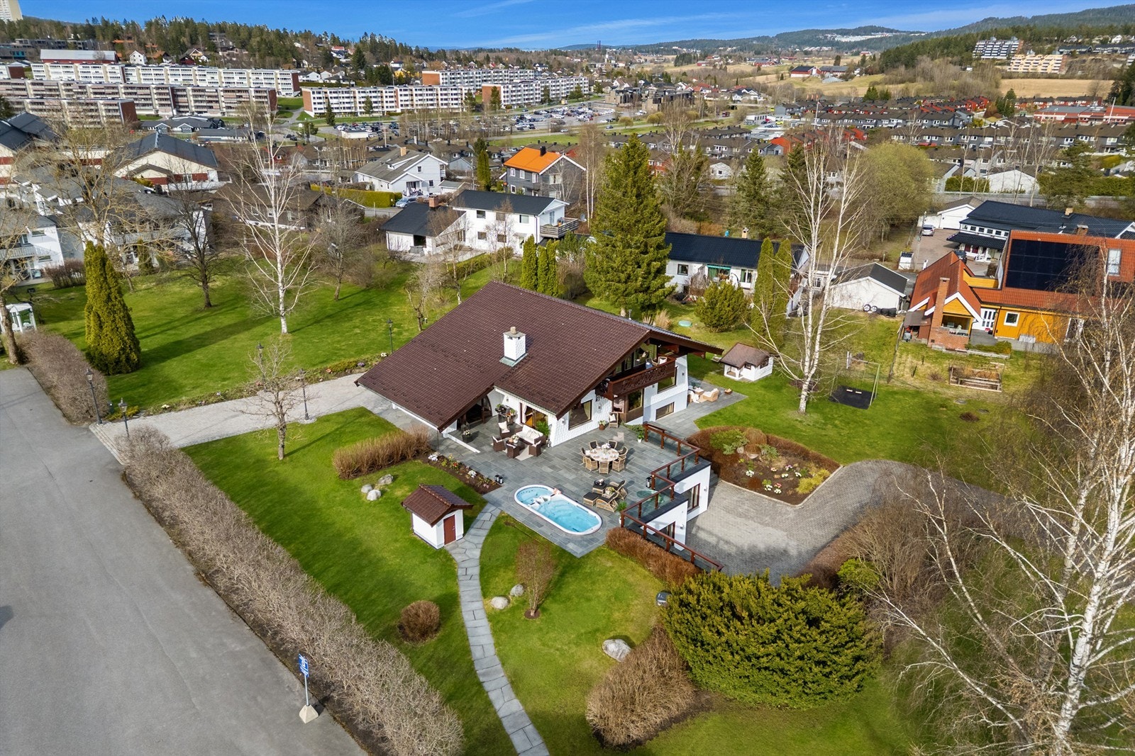 Losbyveien ligger i et landlig, samtidig sentralt område på Finstad i Lørenskog kommune. Galleribilde