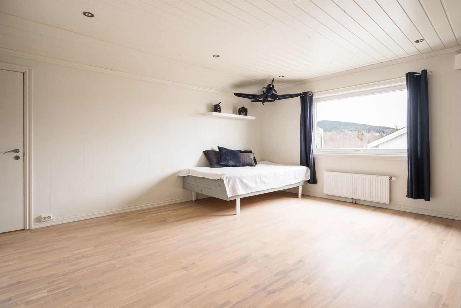 Soverommene i 2. etasje har hver sin loftsbod, og et av rommene er innredet med downlights og skyvedørsgarderobe. Galleribilde