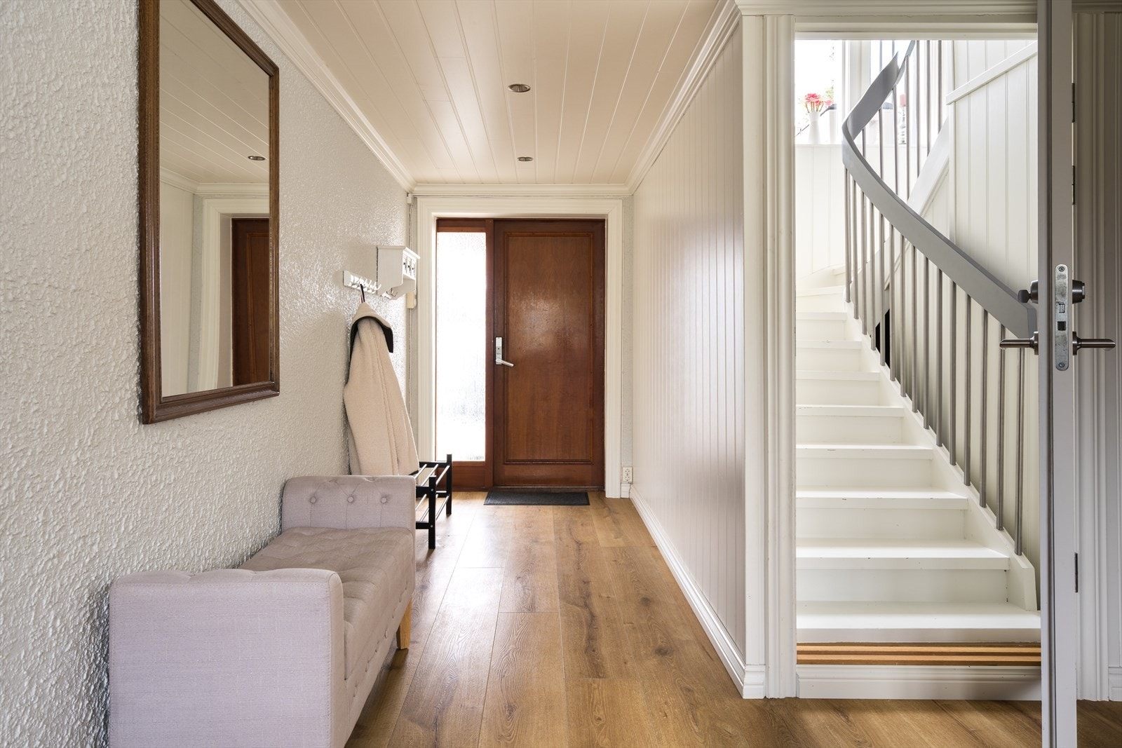 Vel inne har entreen downlights, 1-stavs laminat og hvitmalte vegger. Galleribilde