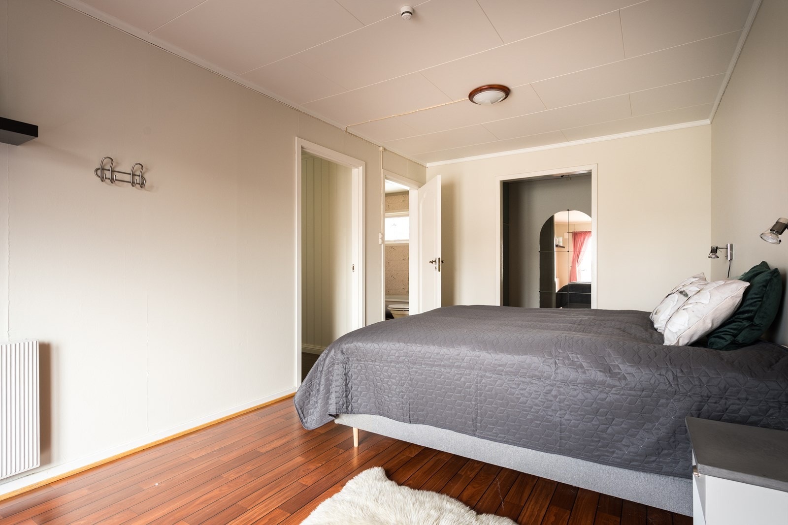 Nede ligger soverommet i suiteløsning med eget bad og walk-in closet. Galleribilde