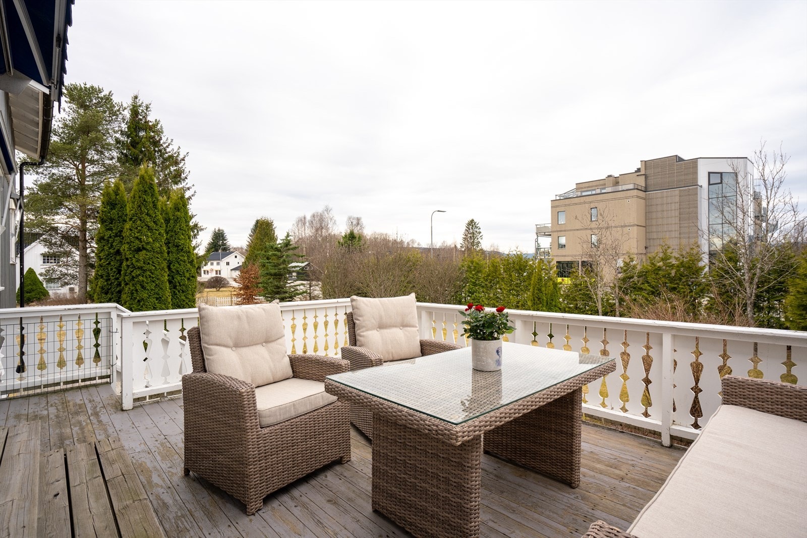 Fra stuen er det utgang til en nordvestvendt terrasse på ca. 16 kvm. Galleribilde
