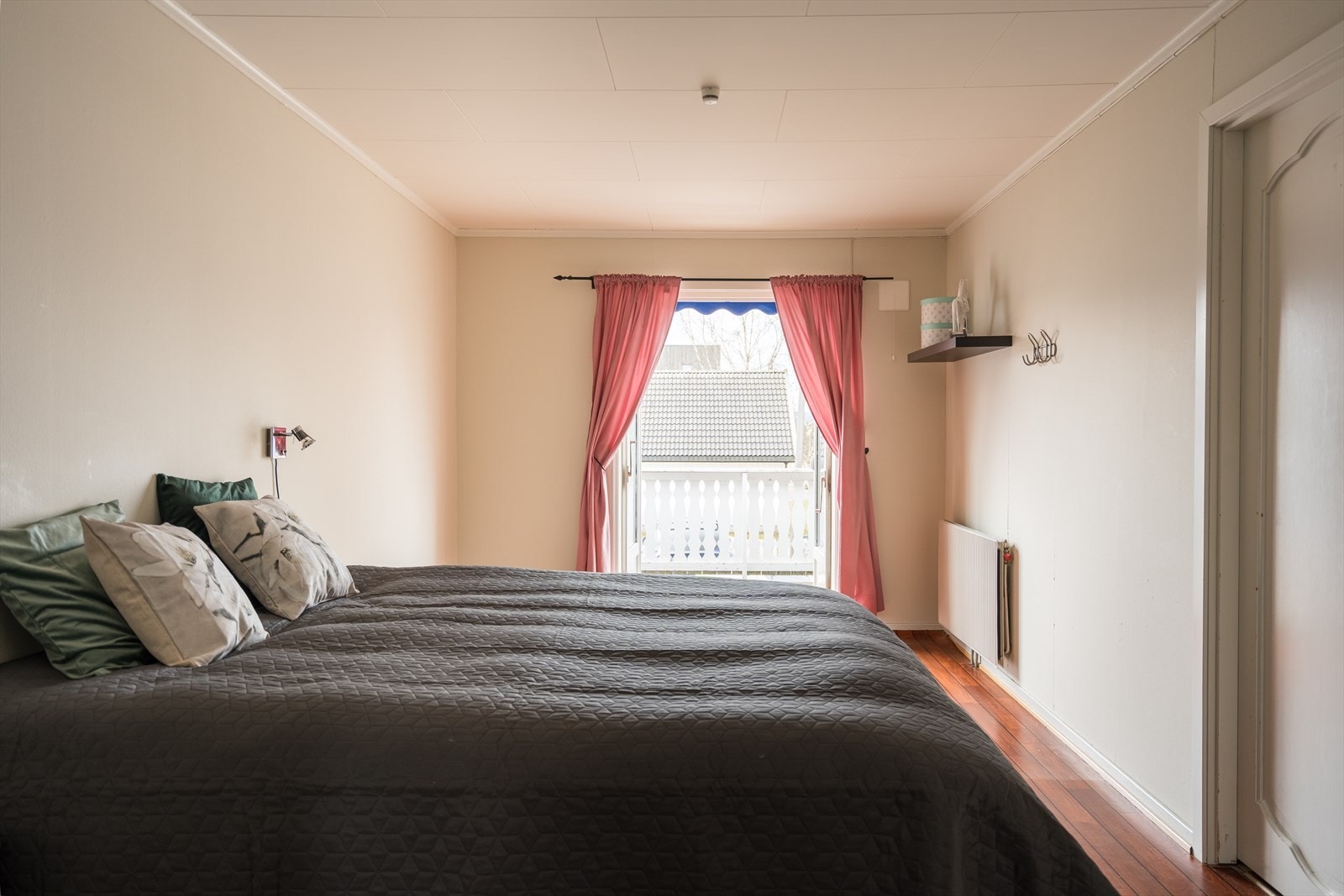 Utenfor hovedsoverommet har boligen en sørvendt veranda med utestikk, markise og et areal på ca. 17 kvm. Galleribilde