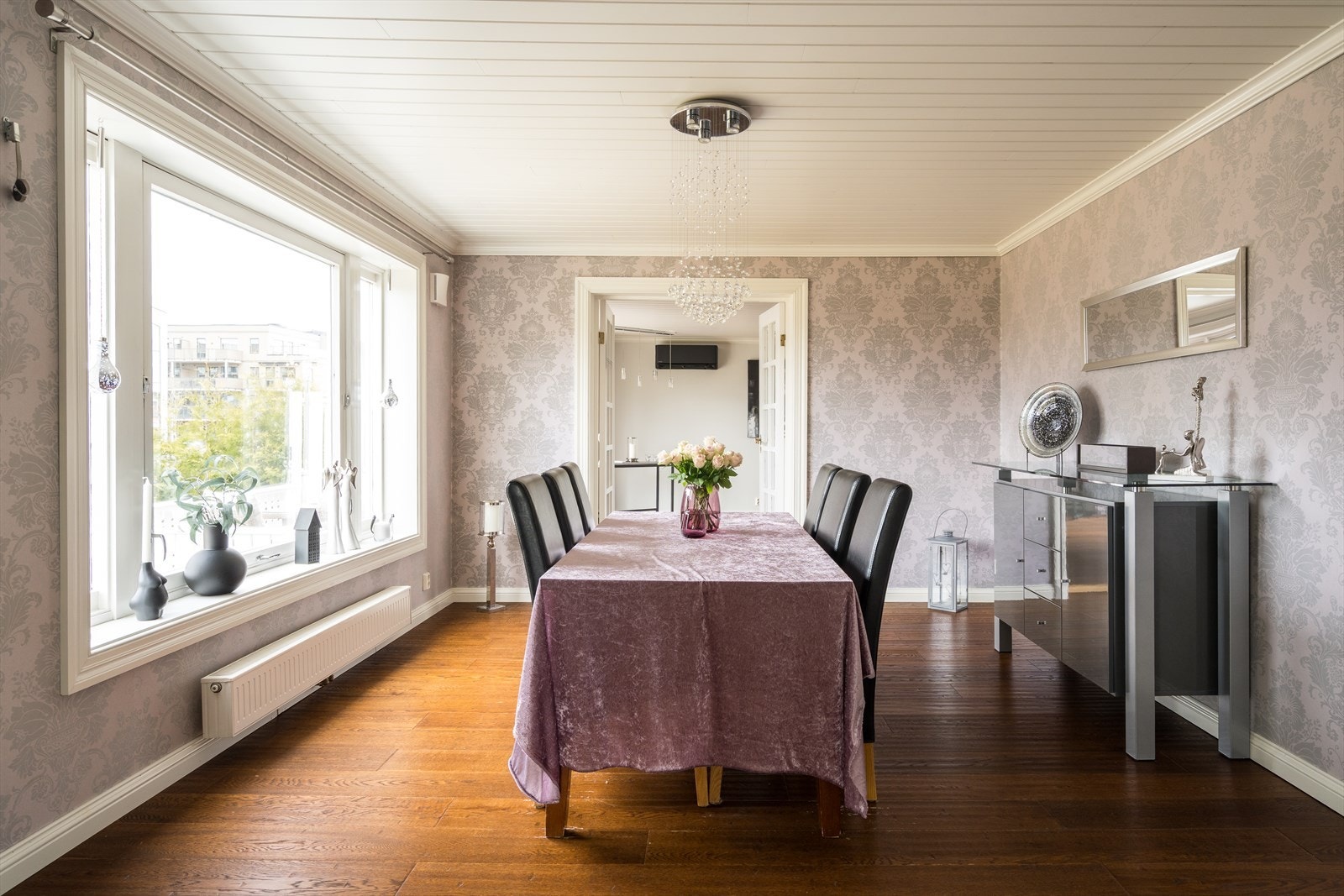 Rett utenfor kjøkkenet er det et rom som passer utmerket som spisestue. Galleribilde