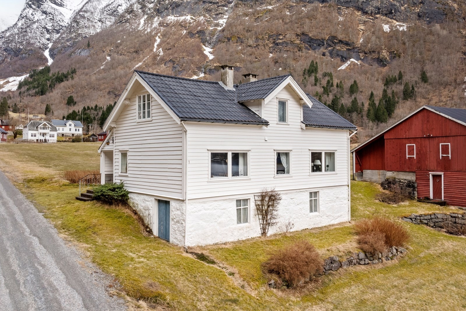 Våningshuset er på 3 etasjar og inneheld 2 stover, kjøkken og 3 soverom. Galleribilde