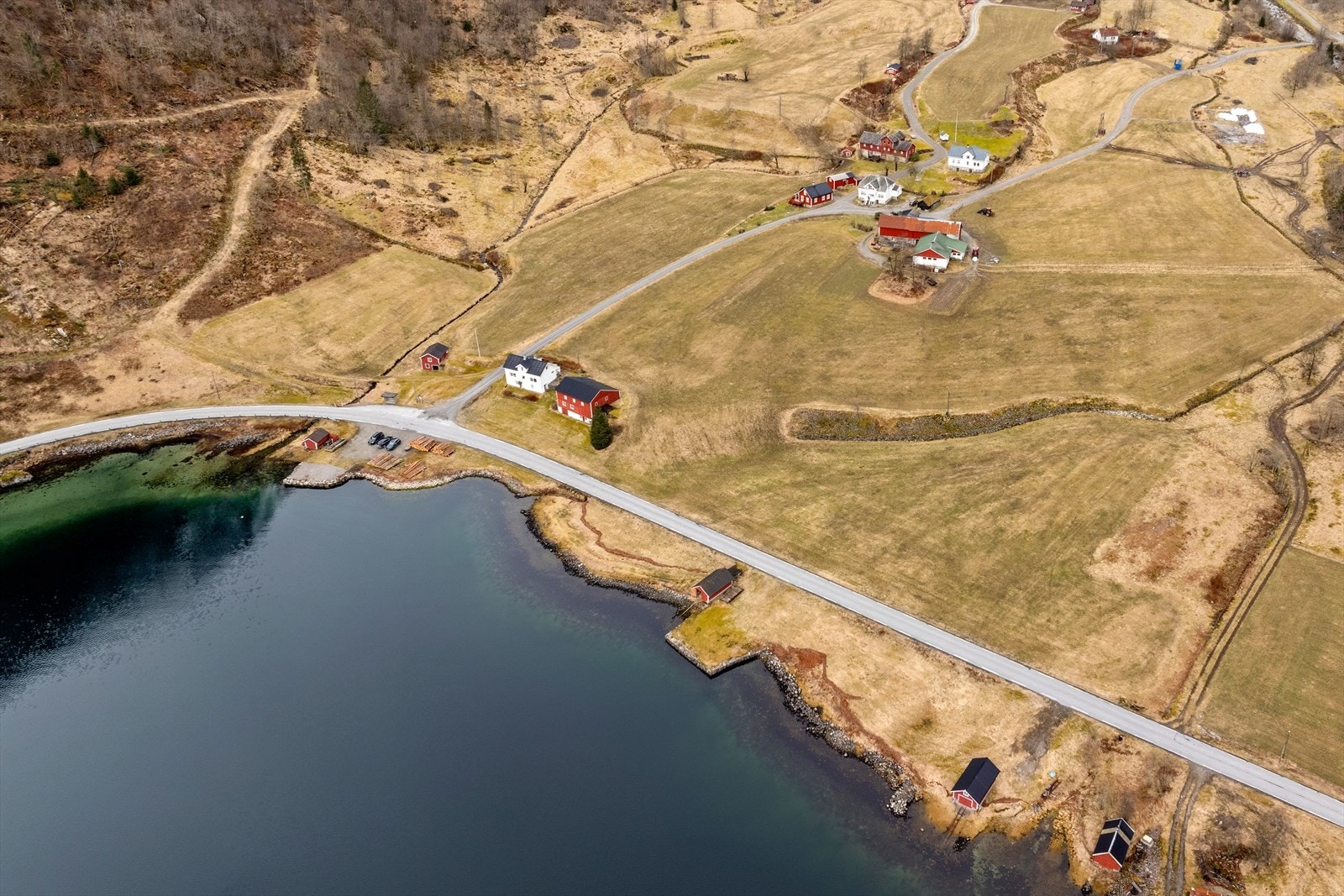 Området her er prega av tradisjonell busetnad og landbruk. Galleribilde