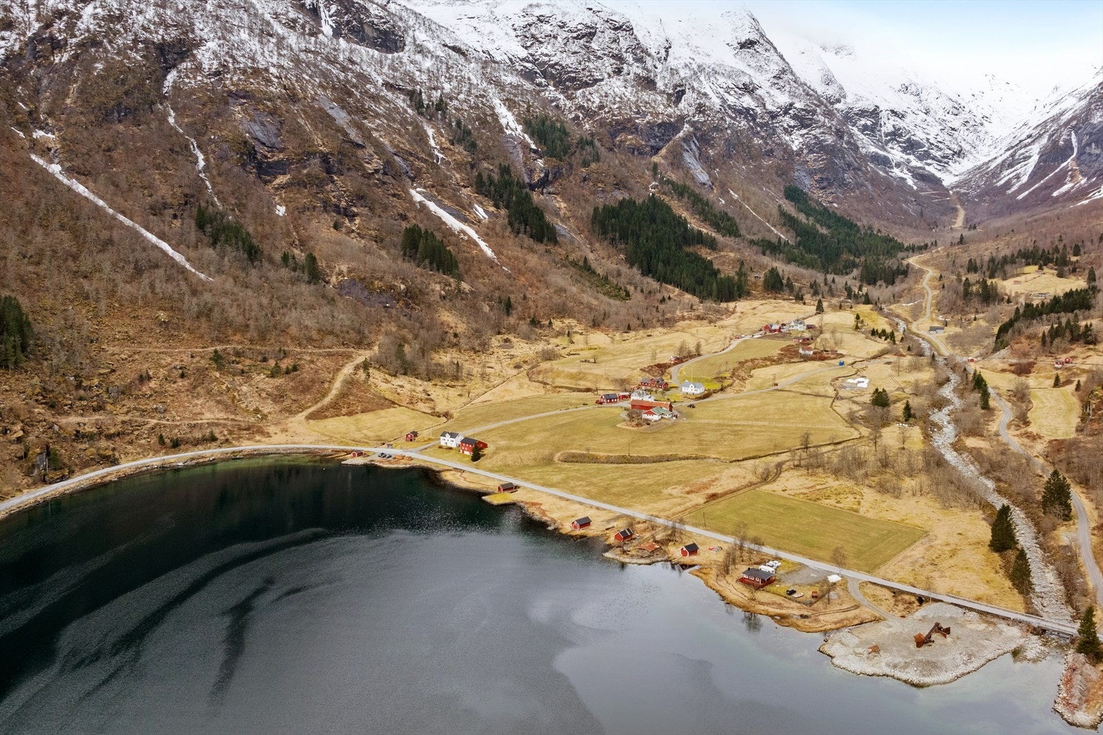 Dette er ein stad for deg som ønskjer rolege omgjevnader og nærleik til naturen, med gode moglegheiter for friluftsliv både på fjorden og i fjellet. Galleribilde