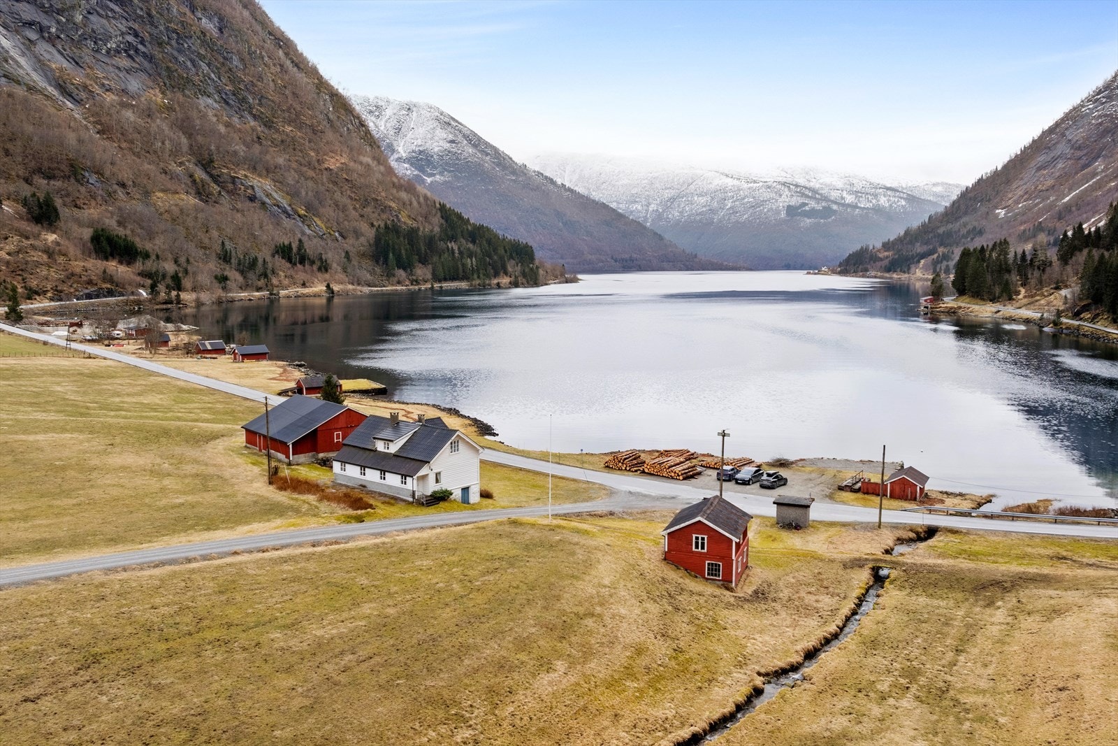 Idyllisk plassering inst i Sværefjorden , omgitt av storslått vestlandsnatur med fjord og fjell. Galleribilde
