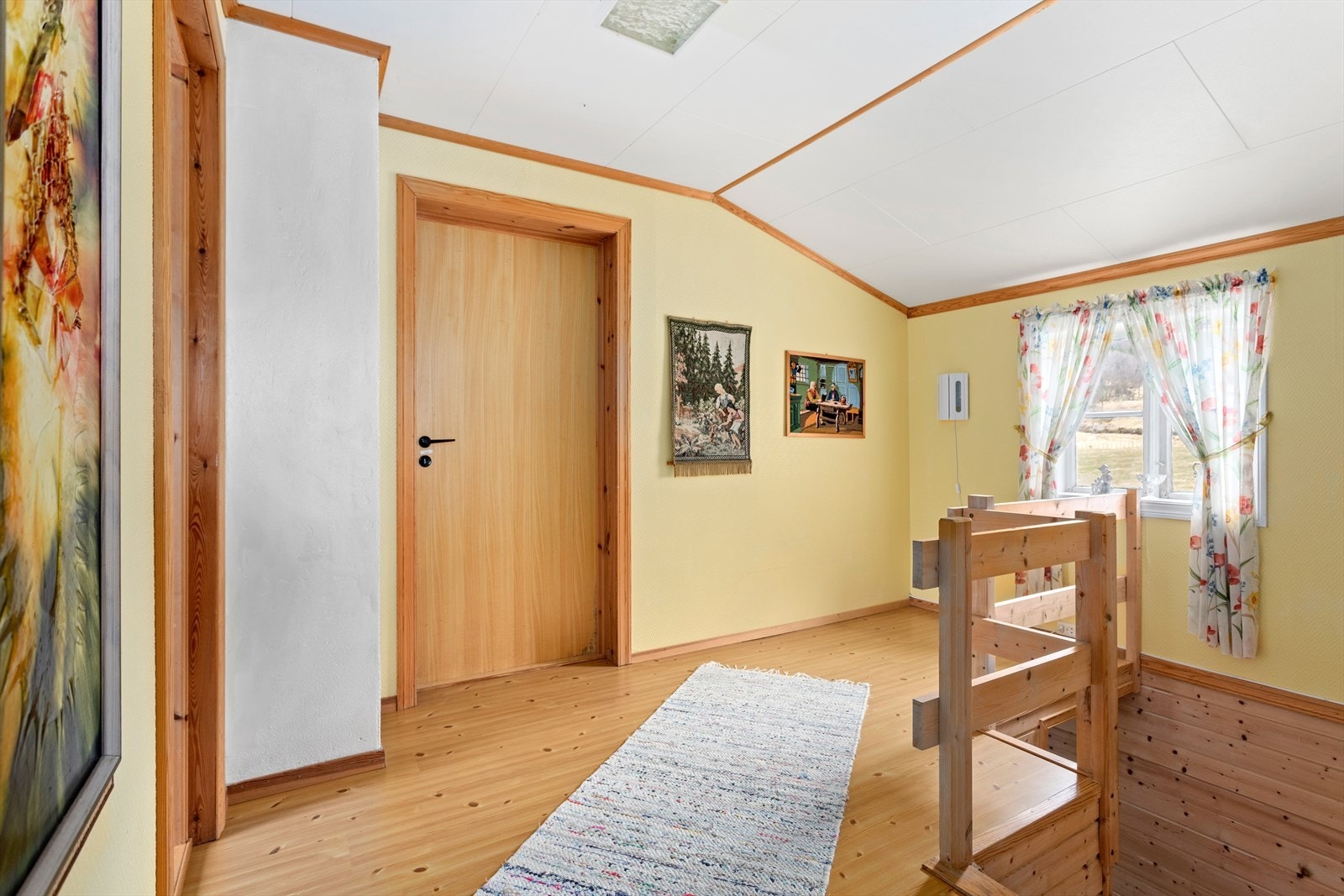 Frå gangarealet på loftet er det tilkomst til 3 soverom. Galleribilde