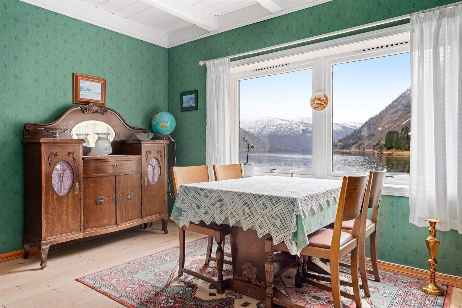 Denne stova er innreia med spisebord og har den same flotte utsikta mot fjorden. Galleribilde