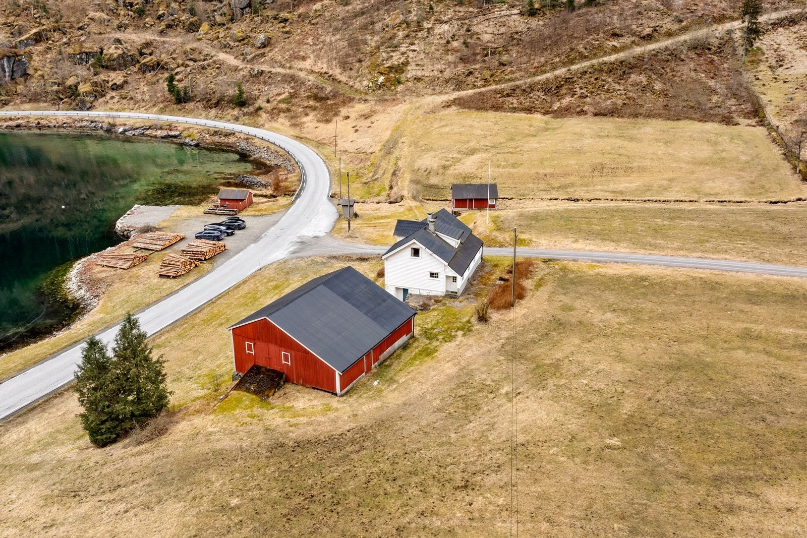Området rundt huset er opparbeida med noko hage/plen ellers er om lag 23 dekar fulldyrka jord /slåttemark Galleribilde