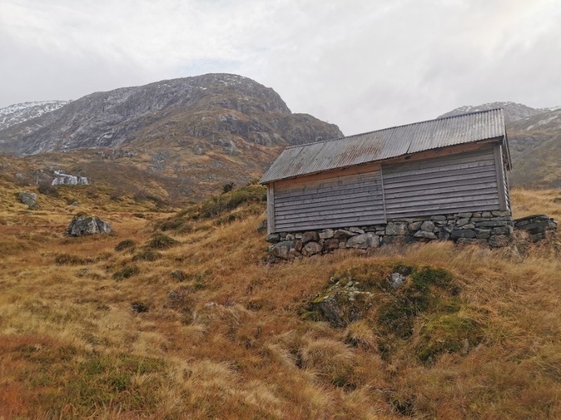 Pr i dag er det ingen avtale med nabo når det gjeld bruk og vedlikehald /kostnader av stølshuset. Foto teke av seljar. Galleribilde