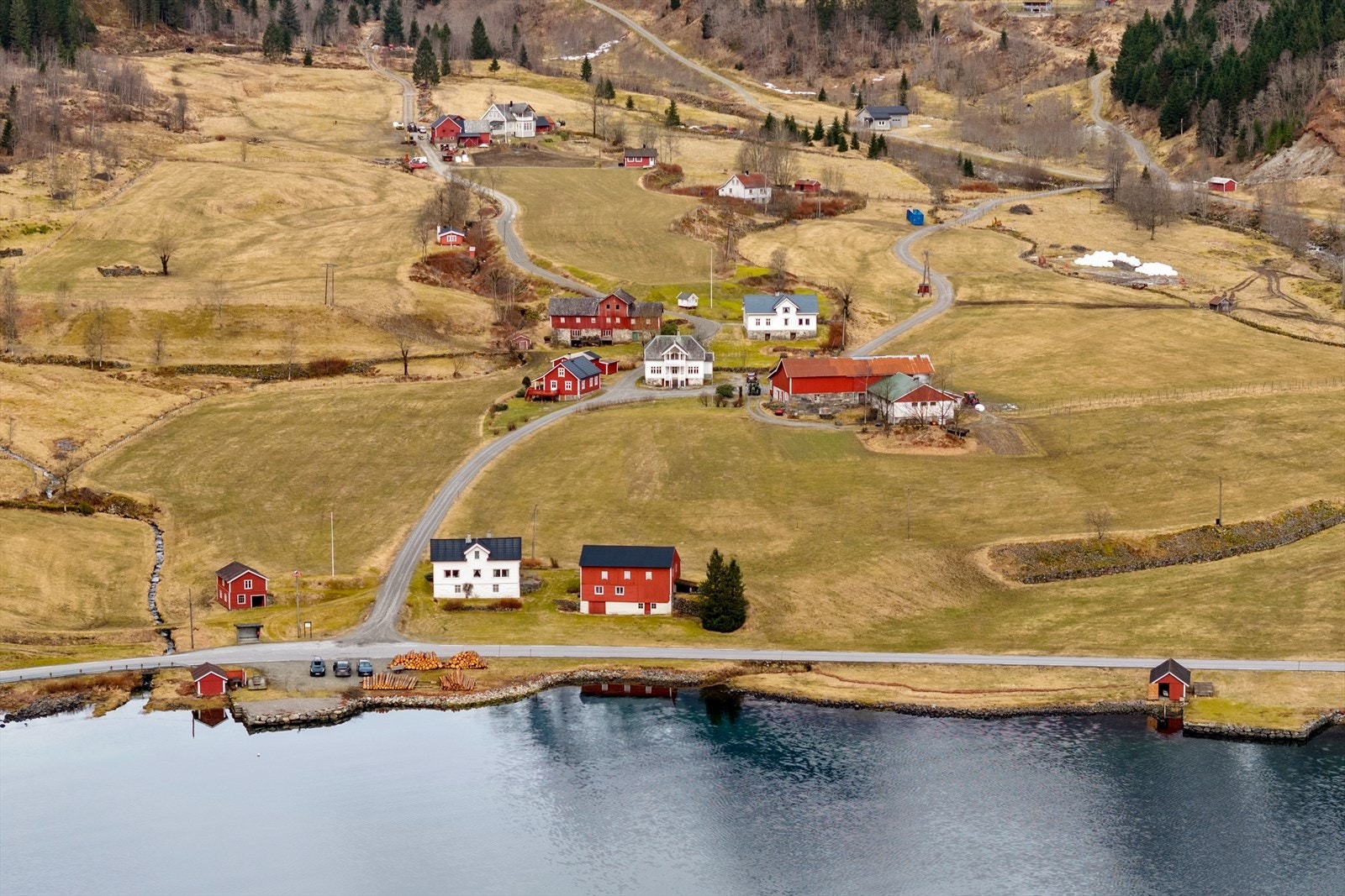 Eigedomen er eit småbruk med utmark og rett til stølshus i sambruk med nabo. Galleribilde
