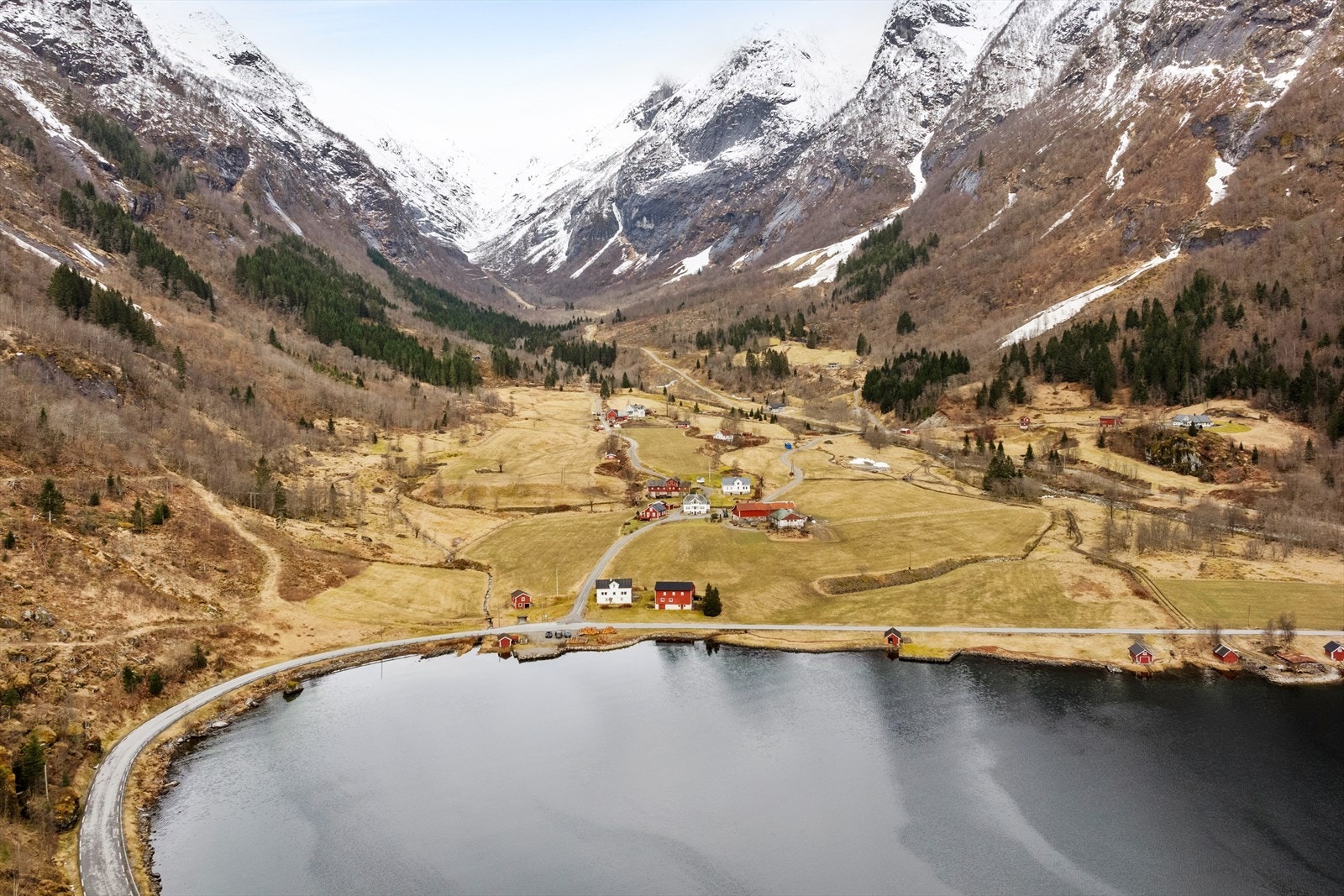 Her får du ei skjerma og roleg plassering med nærleik til naturen på alle kantar, der fjorden ligg rett nedanfor tunet. Galleribilde