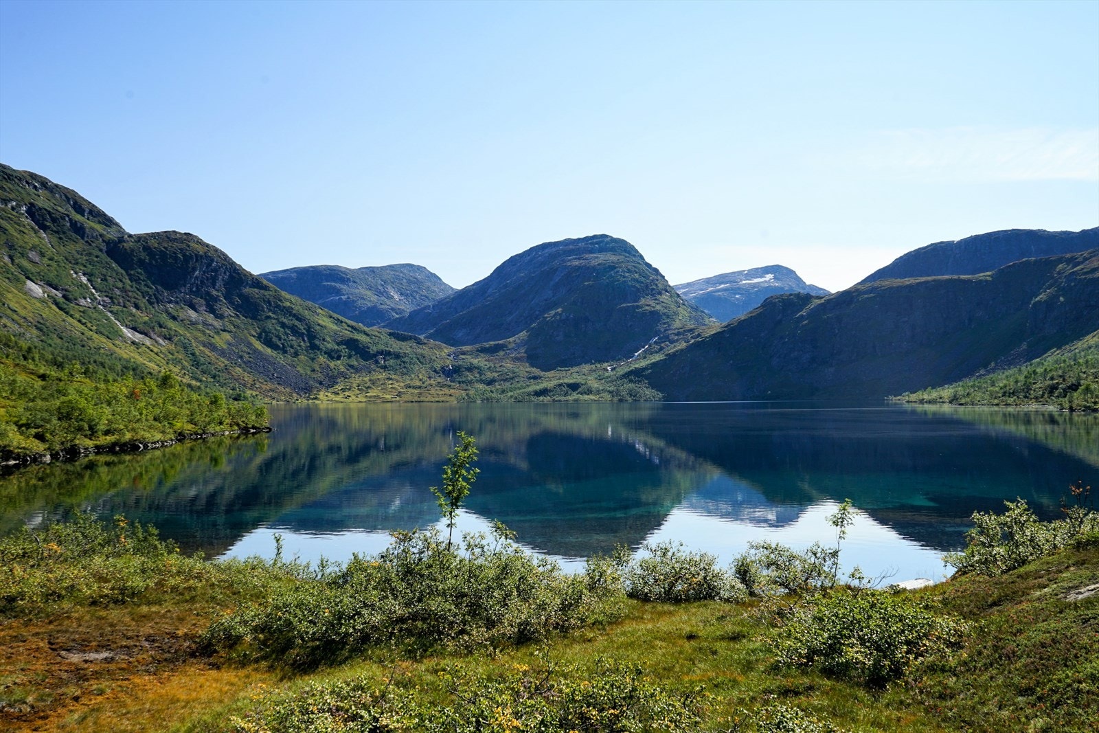 Risbotnstølen ligg idyllisk til like ved Risbotnvatnet på Gaularfjellet. Foto teke av seljar. Galleribilde
