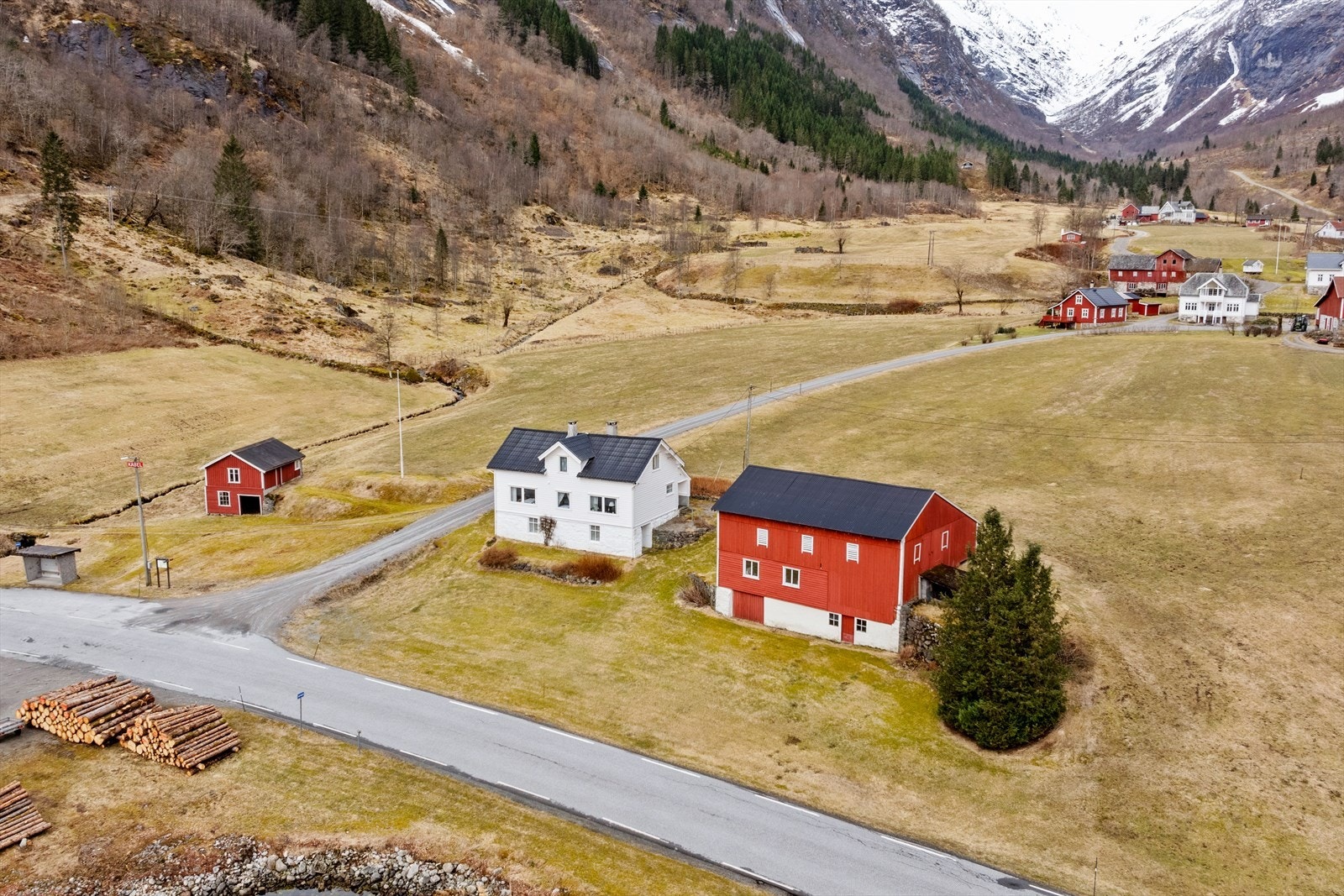 Bygningsmassen på eigedomen består av våningshus, uthus/fjøs, smie og naust. I tillegg har ein eigarskap i stølshus i saman med nabo Galleribilde
