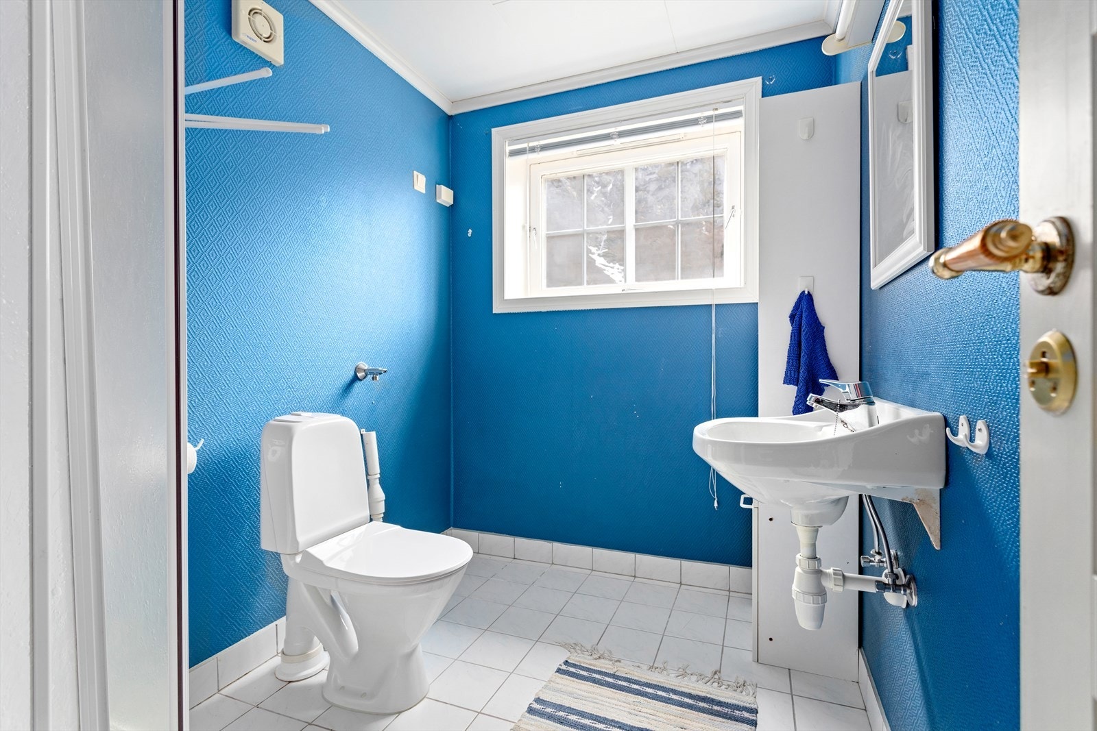 Badet er utstyrt med klosett, enkel servant, skåp og dusjkabinett. Golvet er flislagt og har varmekabel. Galleribilde