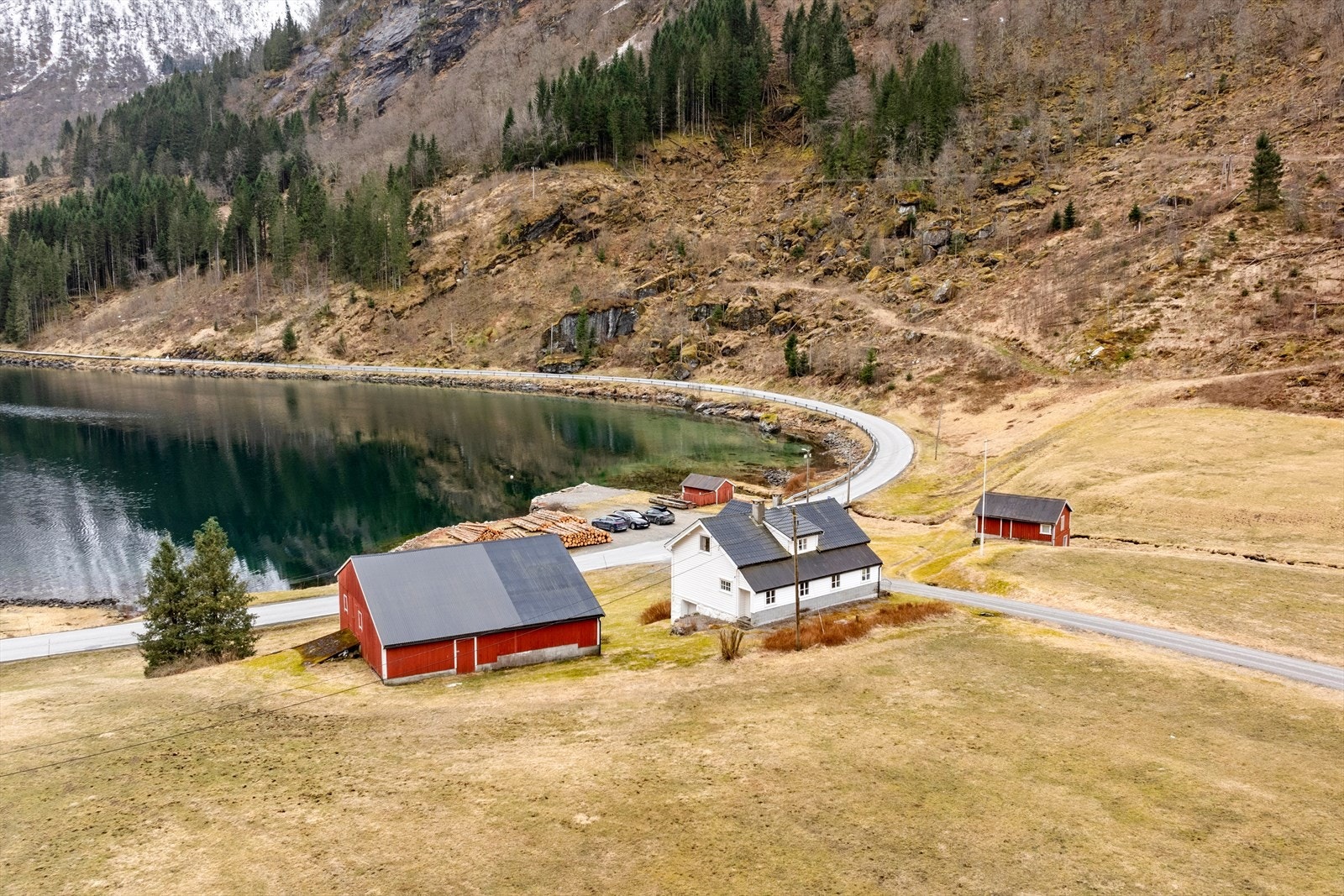 Det har ikkje vore drift på eigedomen på lang tid. Jordbruksarealet vert drifta av grannebruket. Galleribilde