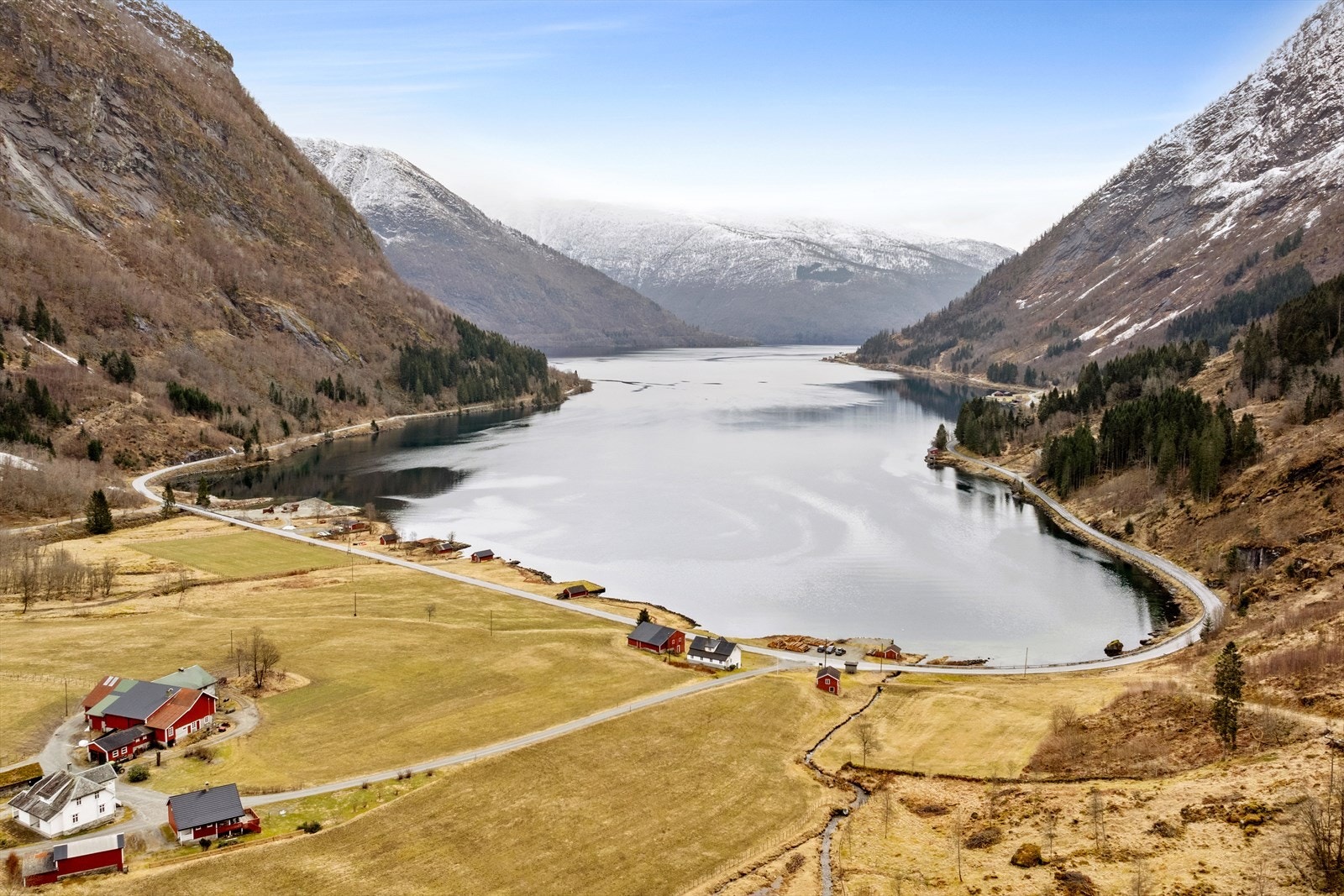Næraste sentrumsfunksjonar er i Balestrand, og det må påreknast bruk av bil for daglege gjeremål. Galleribilde