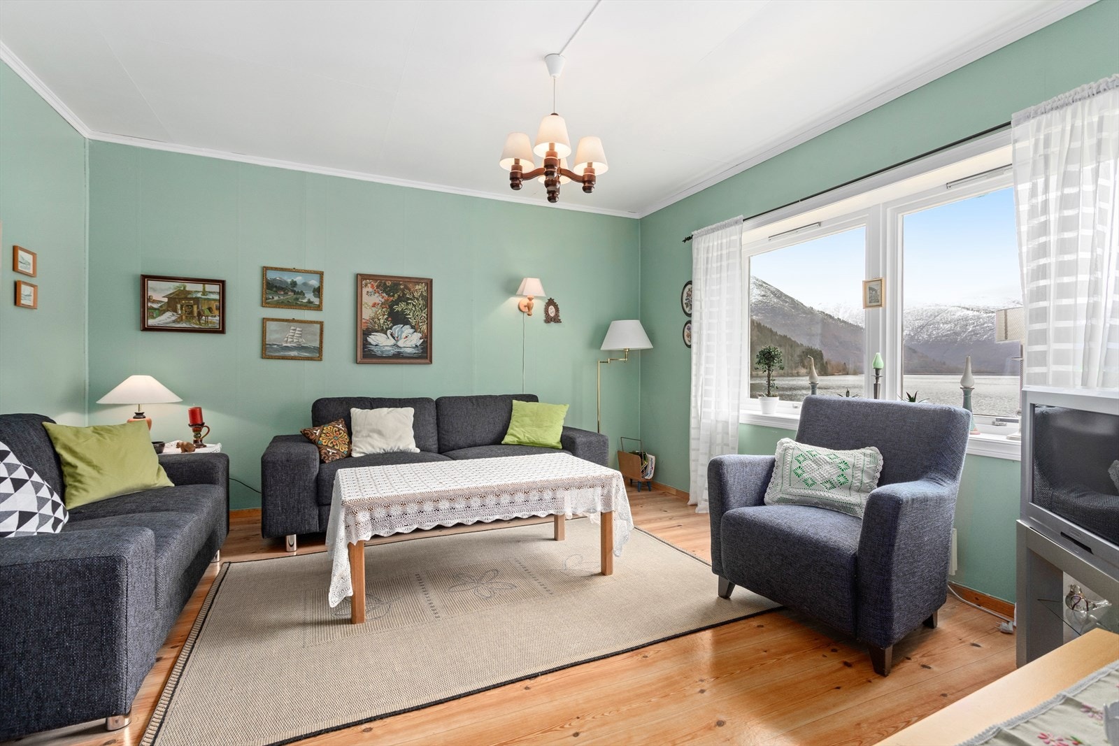 Det er 2 trivelege stover med store vindaugsflater som slepp inn rikeleg med dagslys og gjev flott utsikt mot Sværefjorden. Galleribilde