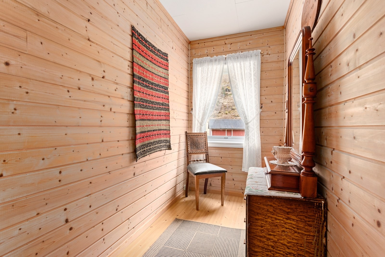 Gangareal med trepanel for eit tradisjonelt uttrykk. Galleribilde