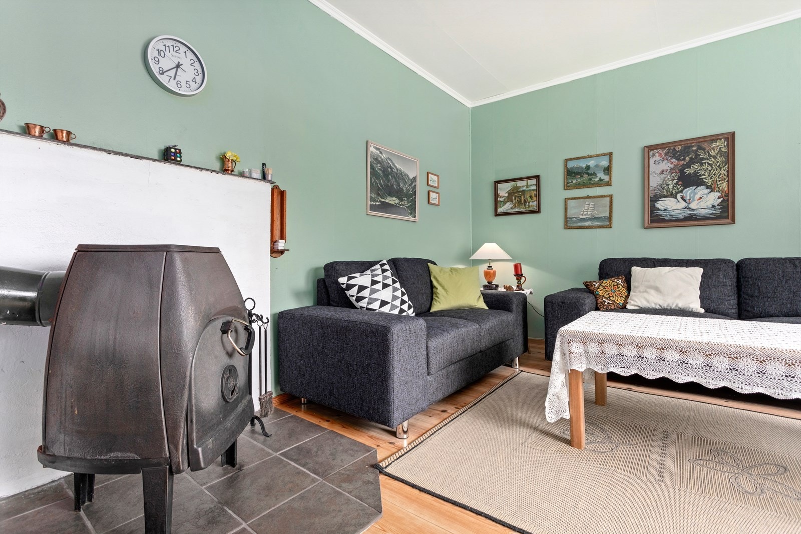 Denne stova er innreia som tv-stove og har vedomn som ekstra oppvarmingskjelde. Galleribilde