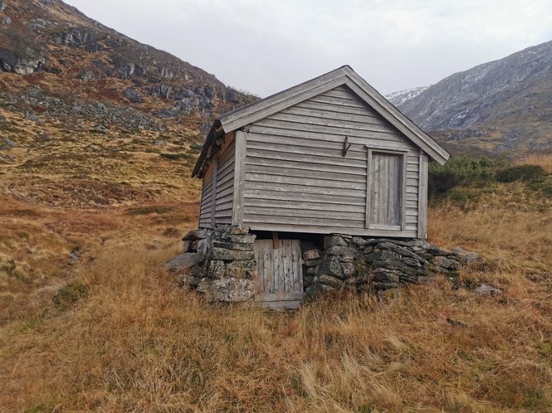 Stølshuset ligg på Risbotnstølen på Gaularfjellet. Foto teke av seljar. Galleribilde