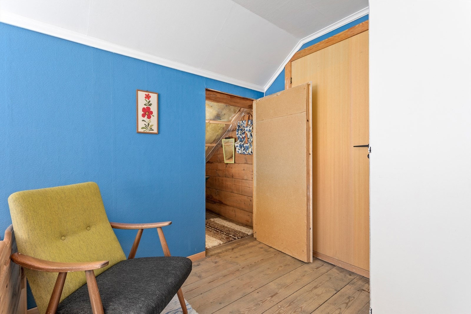 Soverom 2 har også tilkomst til praktisk kott med lagringsplass. Galleribilde