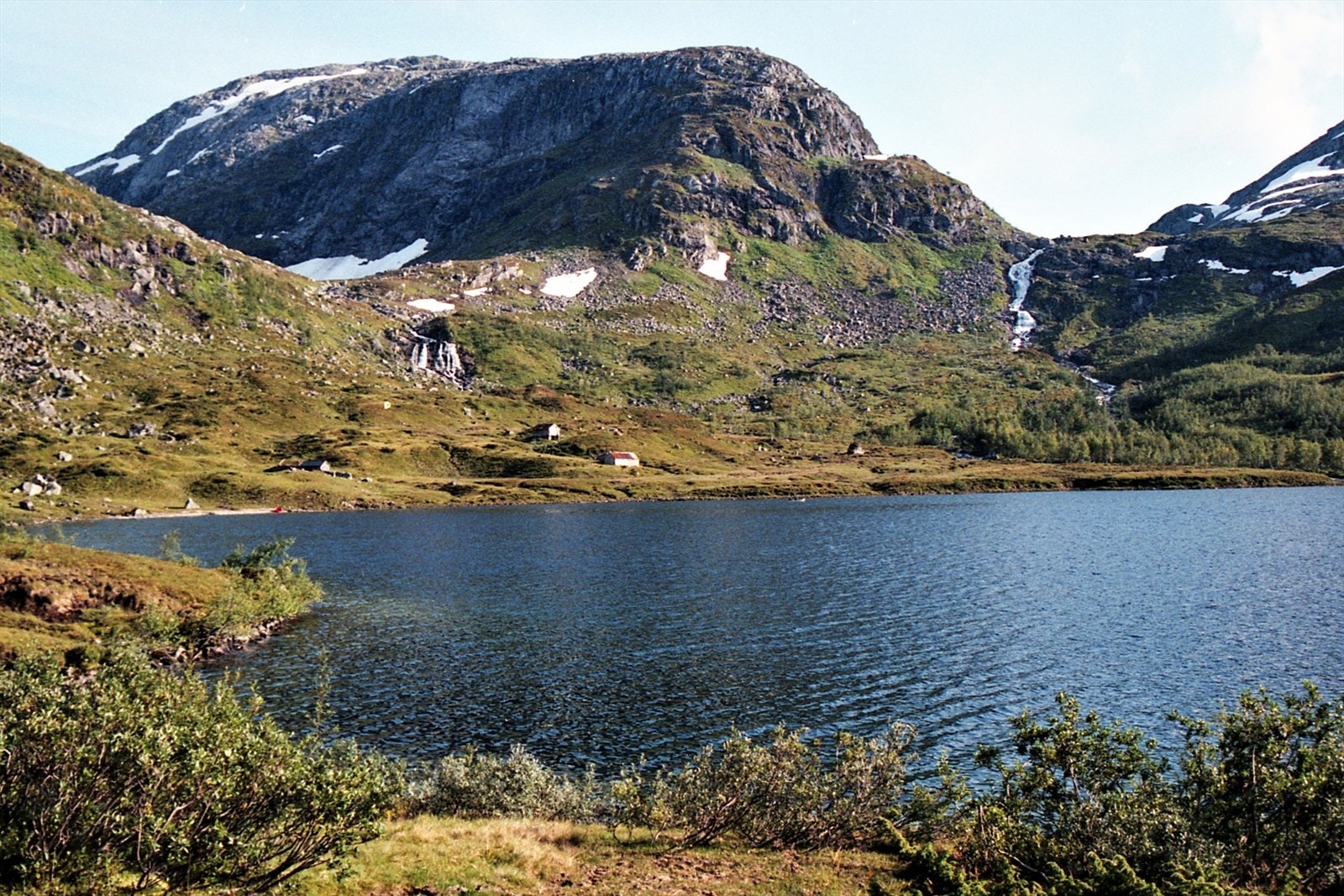 Det er gode fiskemulegheiter etter ørret i Risbotnvatnet. Foto teke av seljar. Galleribilde