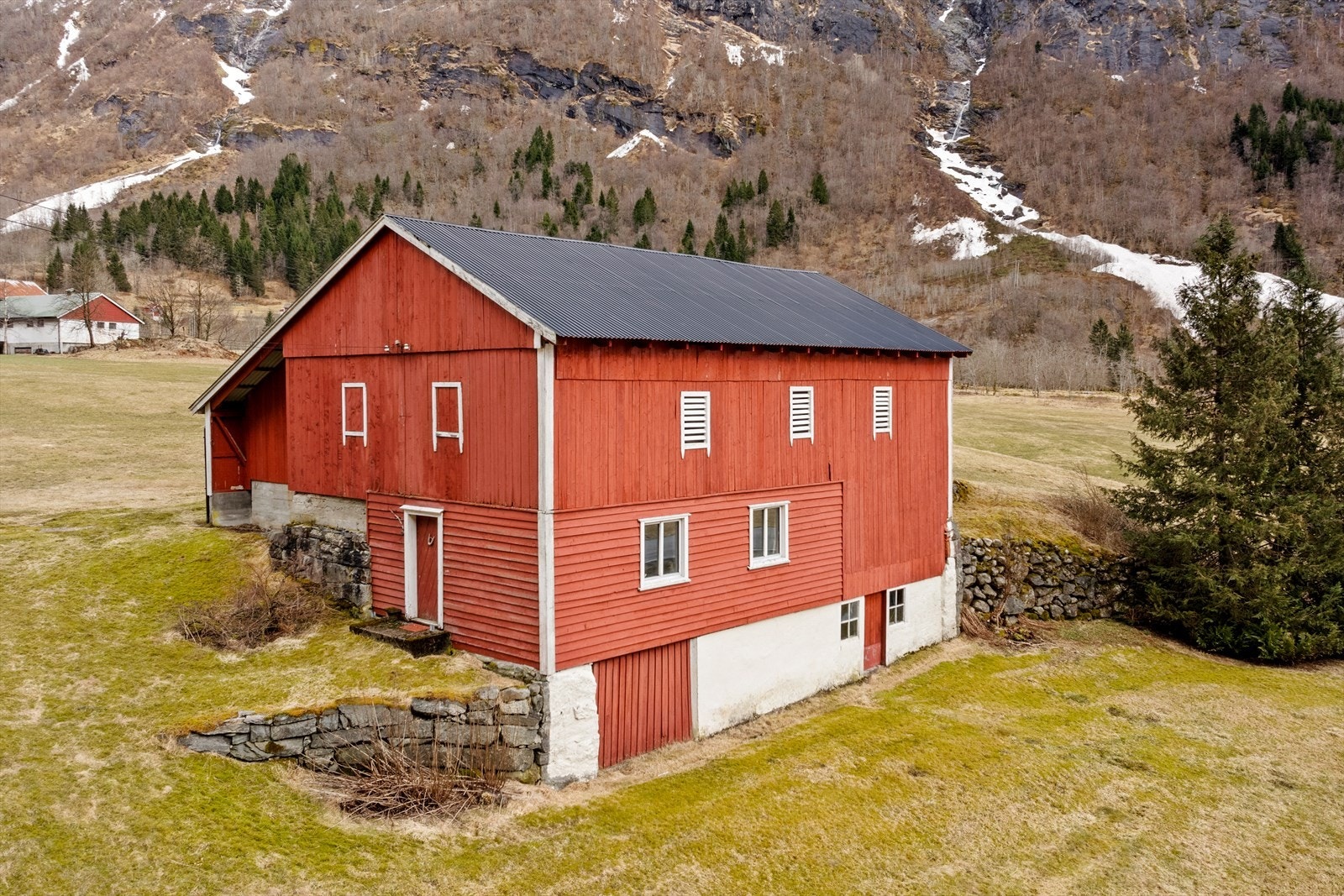 Fjøsen/ uthuset er oppført i 1910, med underetg. som inneheld lager og gjødselsrom. I 1.etg. er det fjøsrom og forlager. Over del av bygningen er det høyloft. Galleribilde