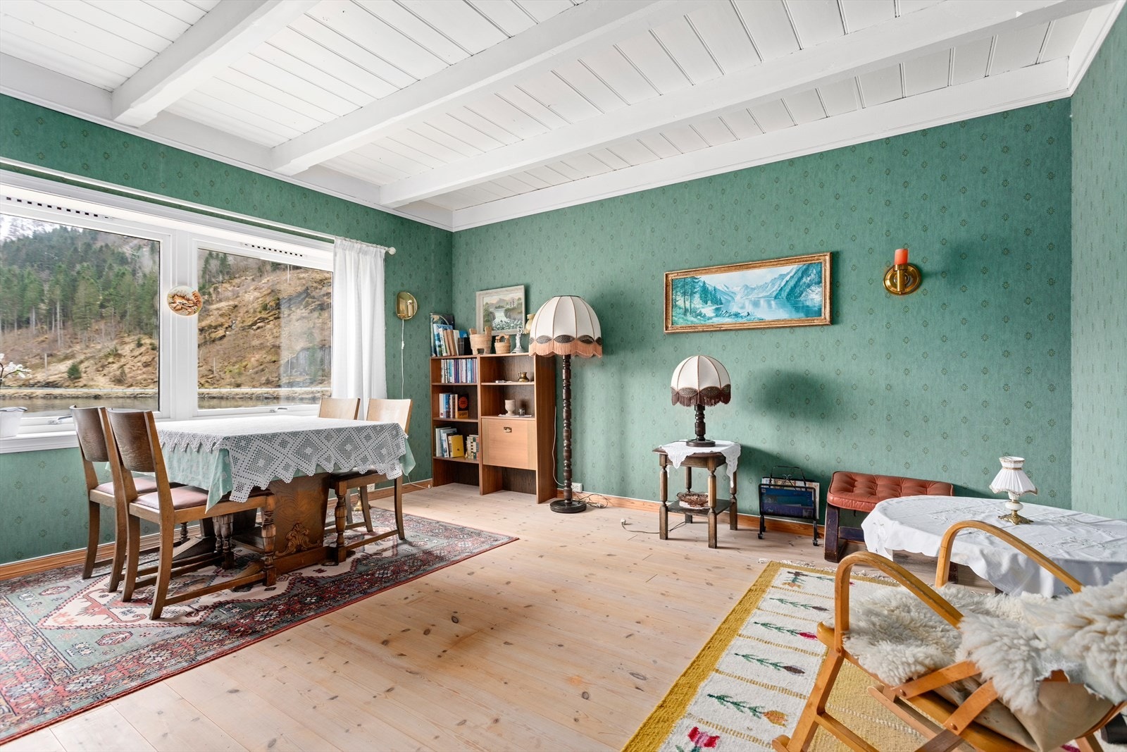 Stove 2 har eit klassisk utsende med synlege bjeklar i taket og tregolv. Galleribilde