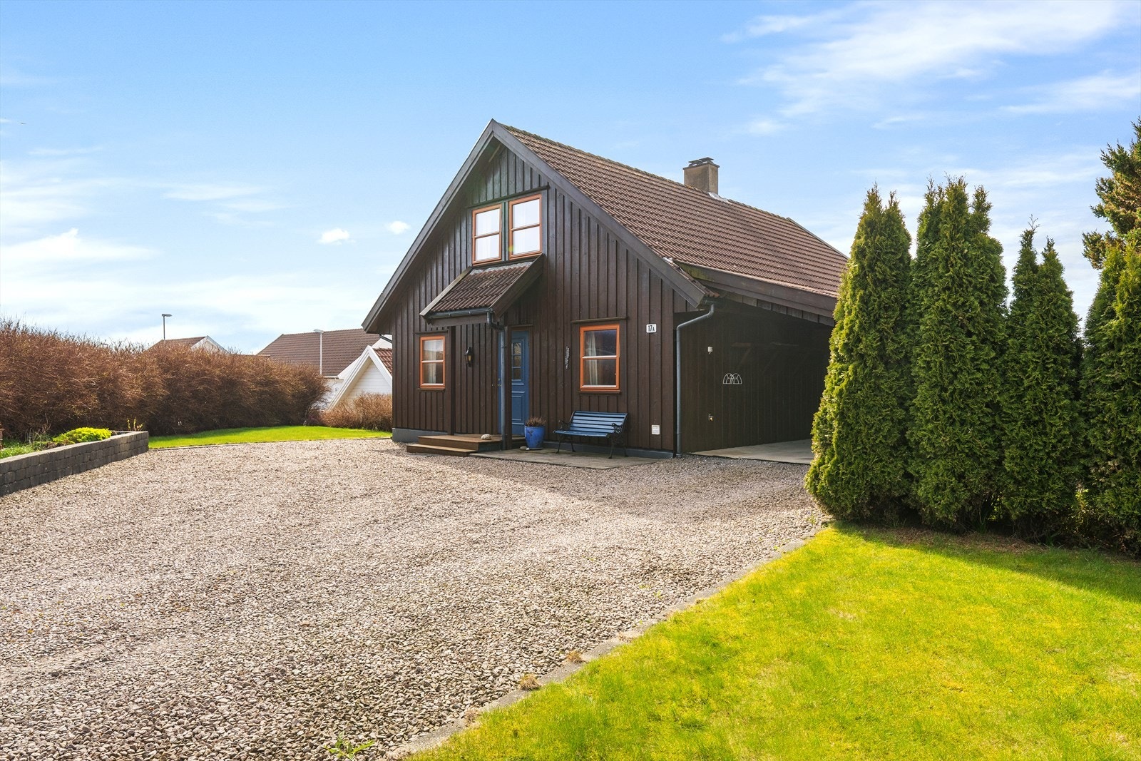 Eget romslig gårdsrom og hage. Parkering i carport. Galleribilde
