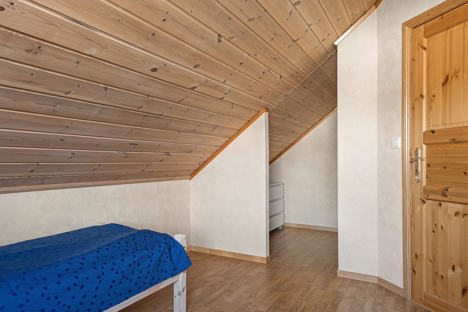 Soverom nr. 2 har egen walk in garderobe Galleribilde