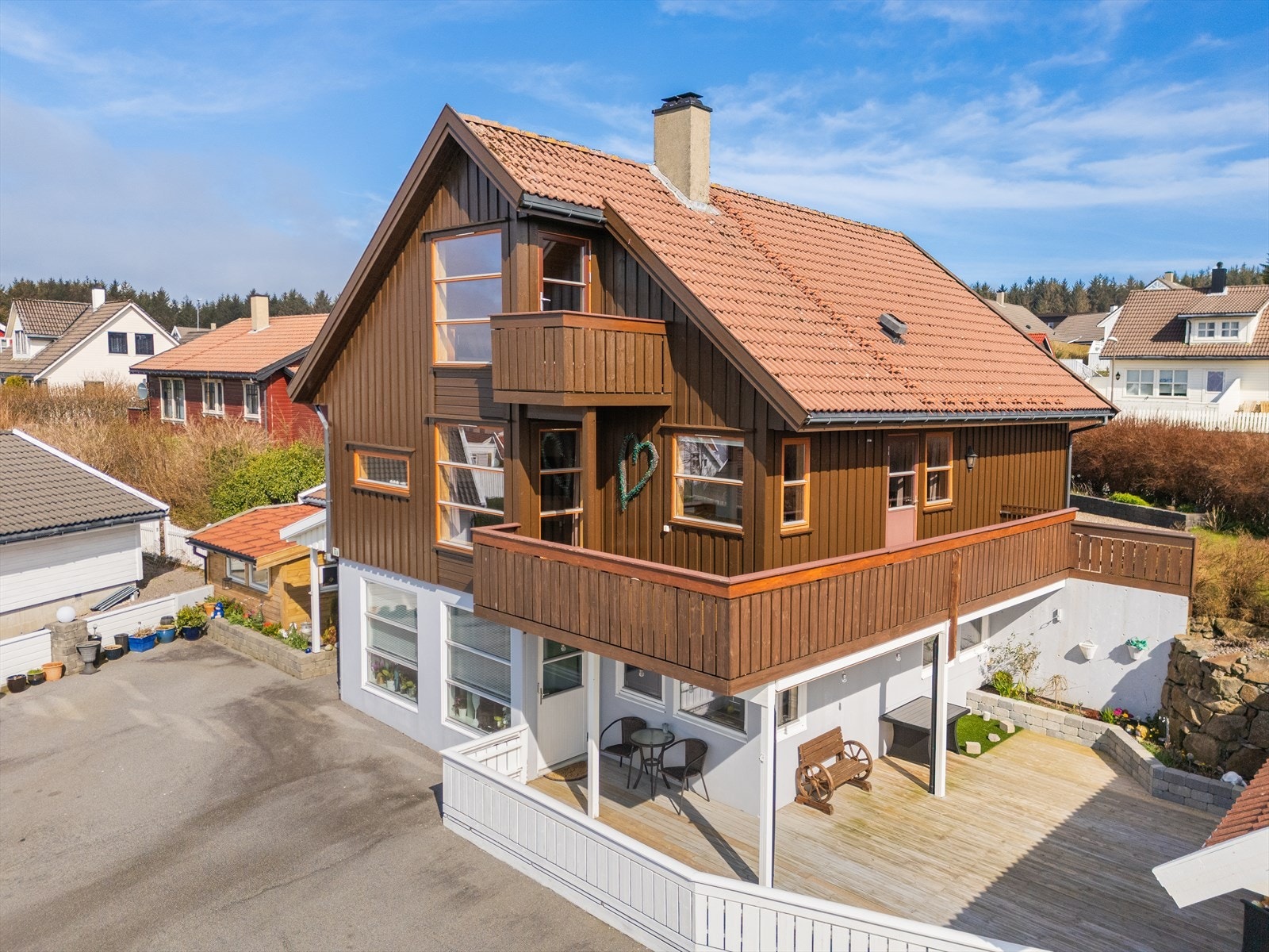 Eiendommen består av to boenheter med gårdsrom og hage over to plan. Galleribilde