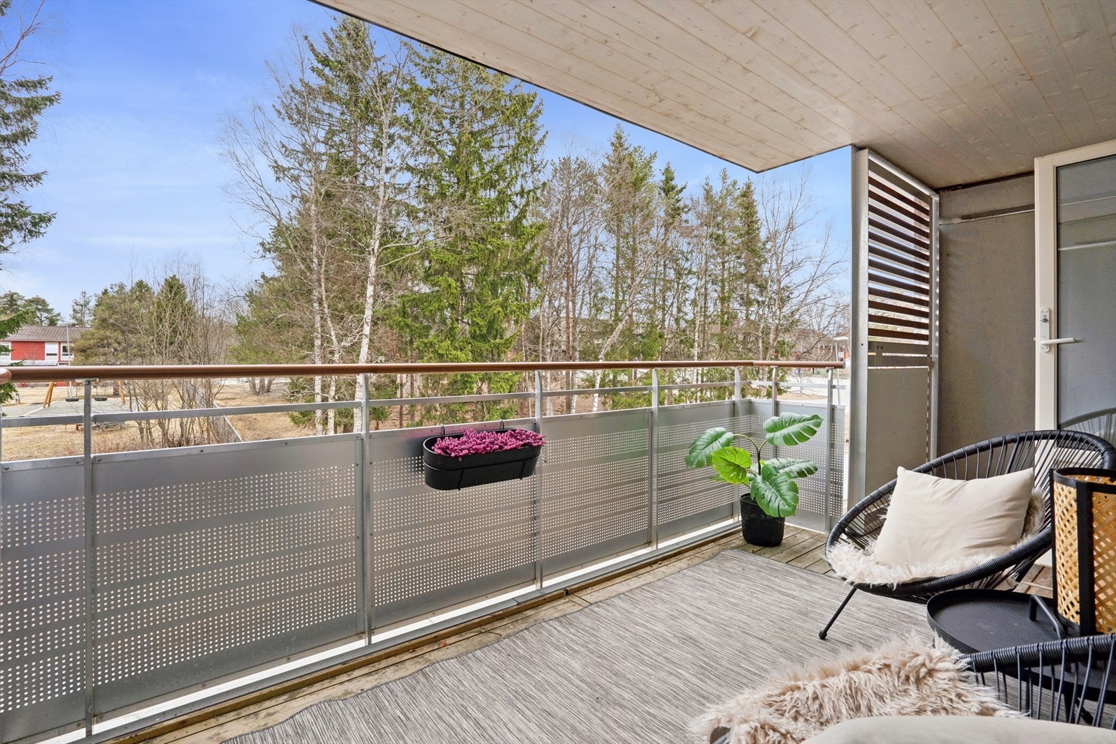 Balkongen er vendt mot vest og har sol på dag- og kveldstid. Galleribilde
