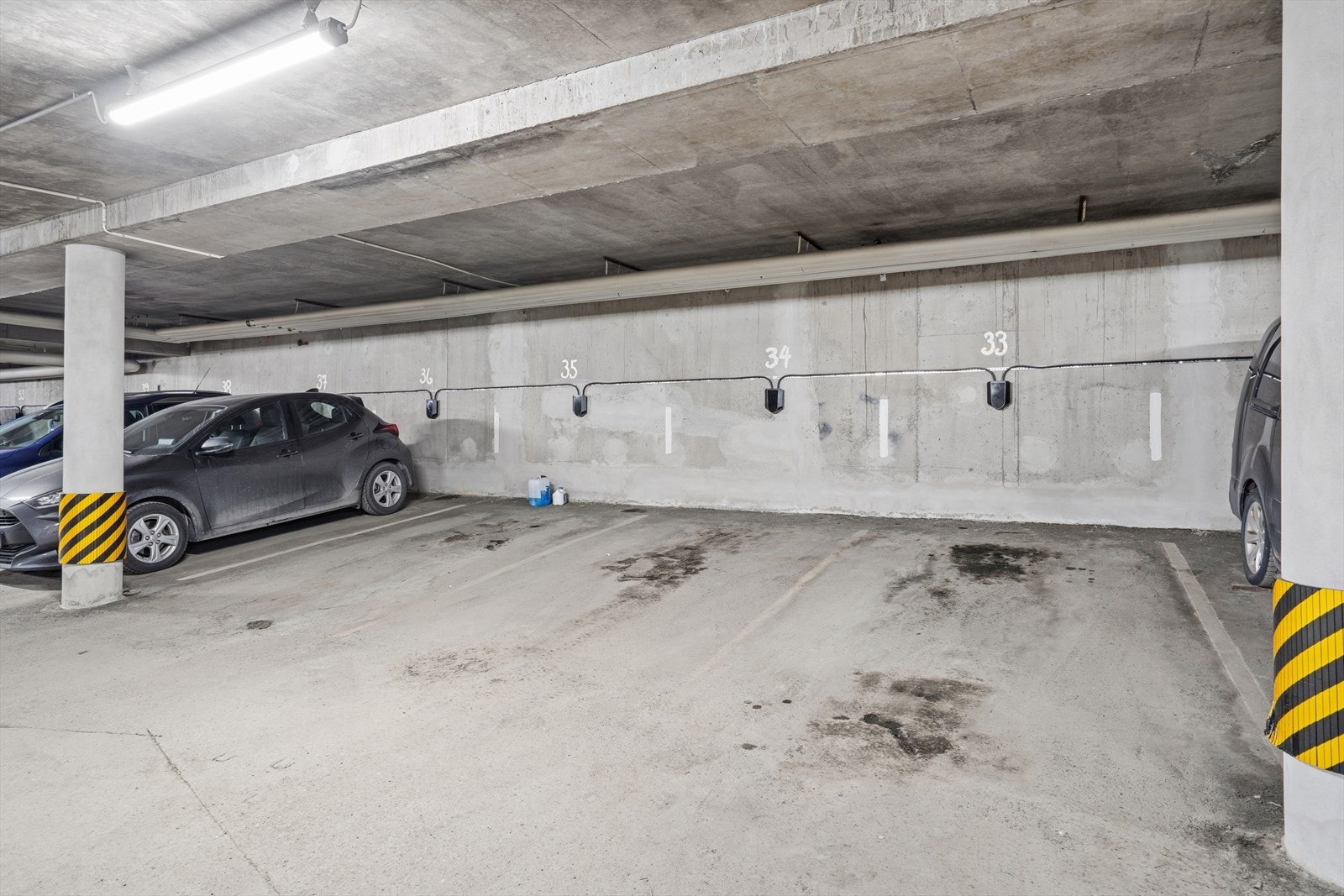 Med leiligheten følger det egen P-plass i parkeringskjeller. Galleribilde
