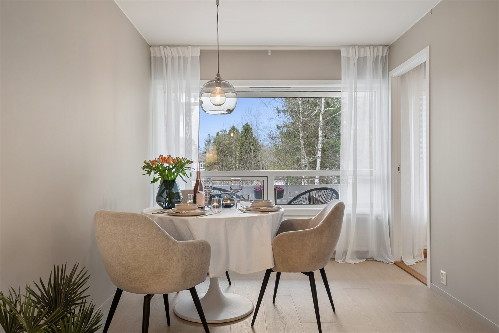 Stua ble oppgradert med blant annet nytt elektrisk skjult-anlegg, glatte overfalter på vegger og tak samt nytt Pergo-gulv. Galleribilde