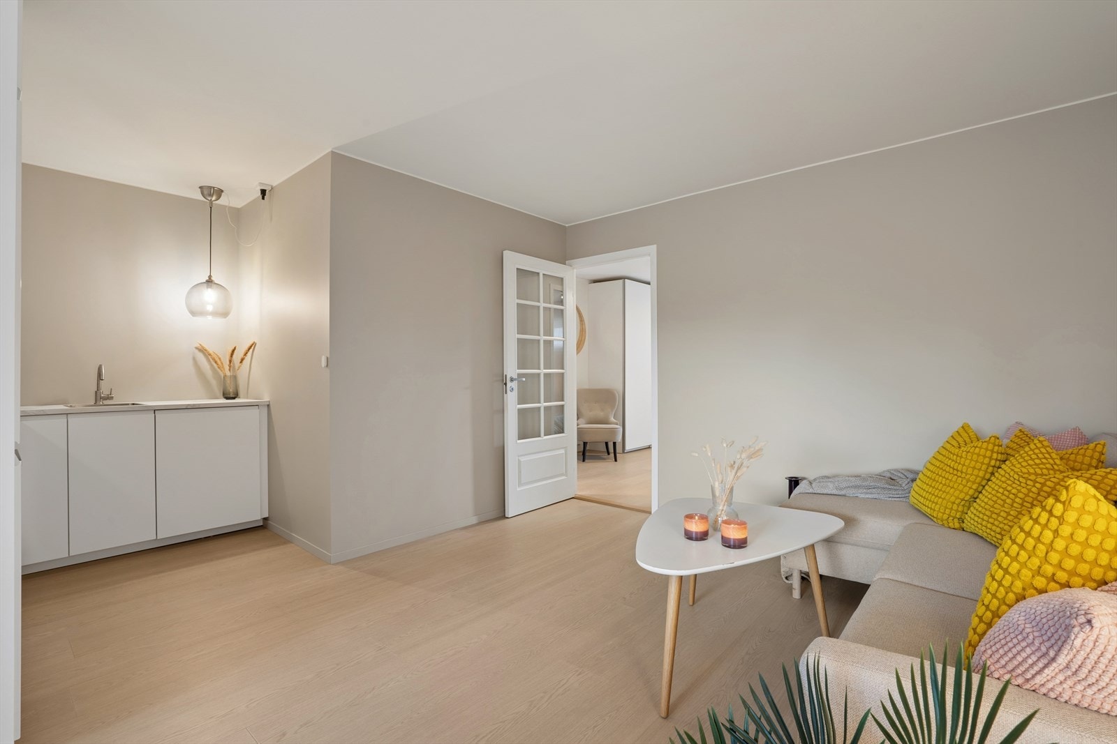 Hjertet i boligen er en kombinert kjøkken, stue og spisestue på drøyt 25 m². Galleribilde