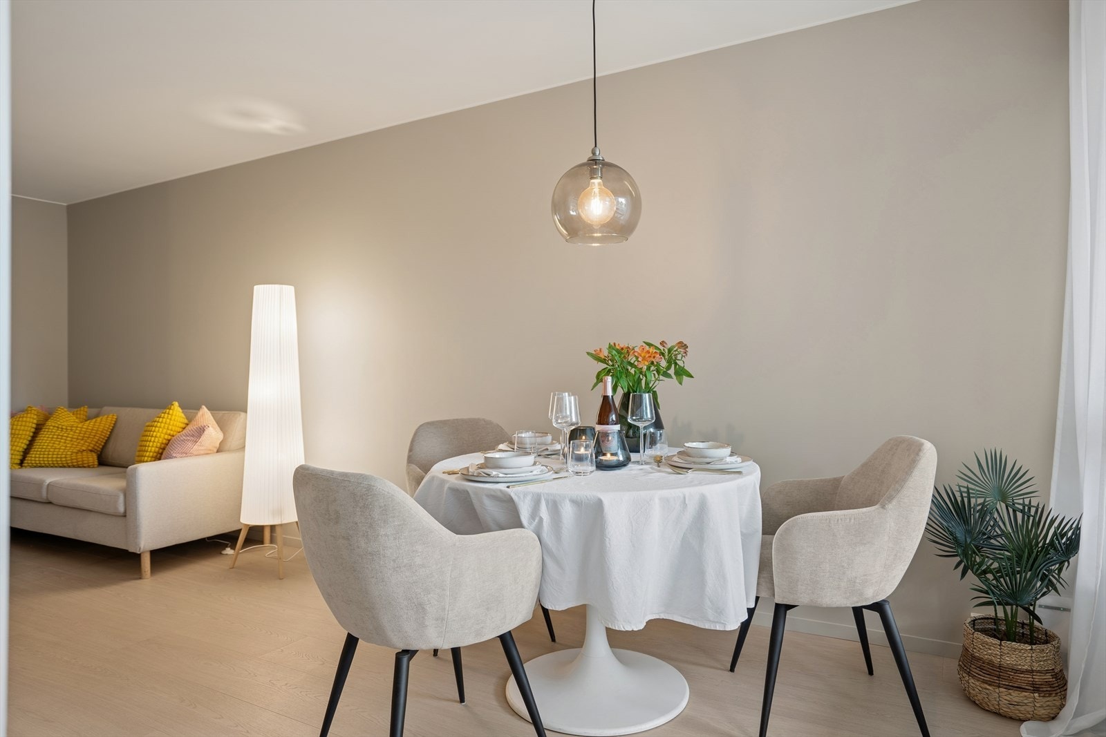 Leiligheten varmes opp ved hjelp av radiatorer tilkoblet fjernvarme. Oppvarmingen er inkludert i felleskostnadene. Galleribilde