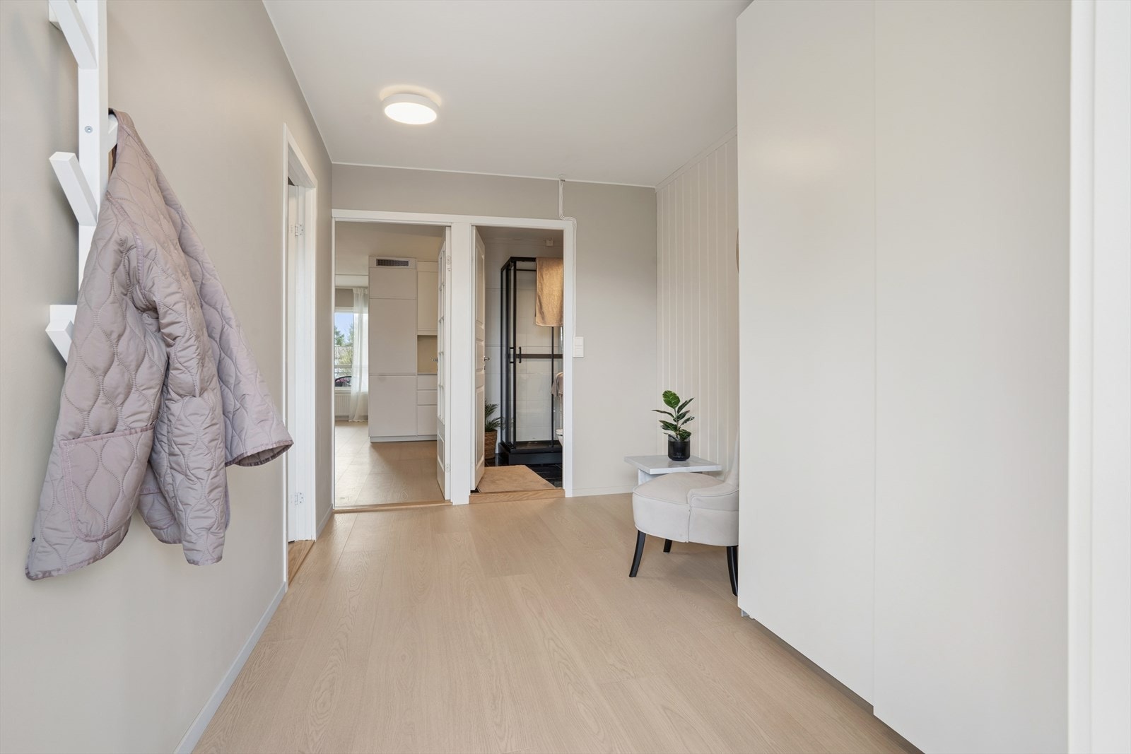 Leiligheten entres gjennom en romslig entré på 9,4 m² med skyvedørsgarderobe. Galleribilde