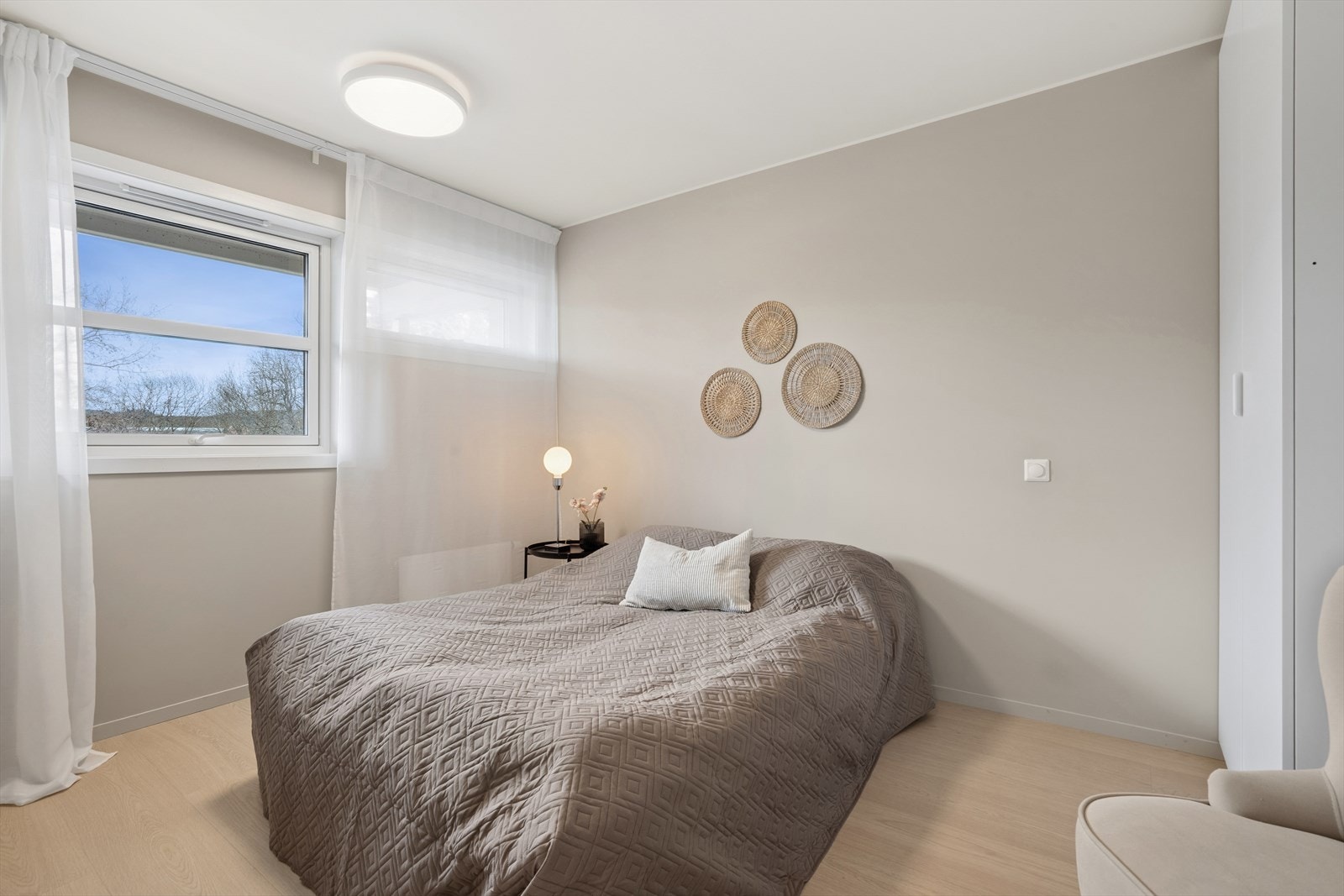 Hovedsoverommet er på 10,4 m² og holdt i duse farger. Galleribilde