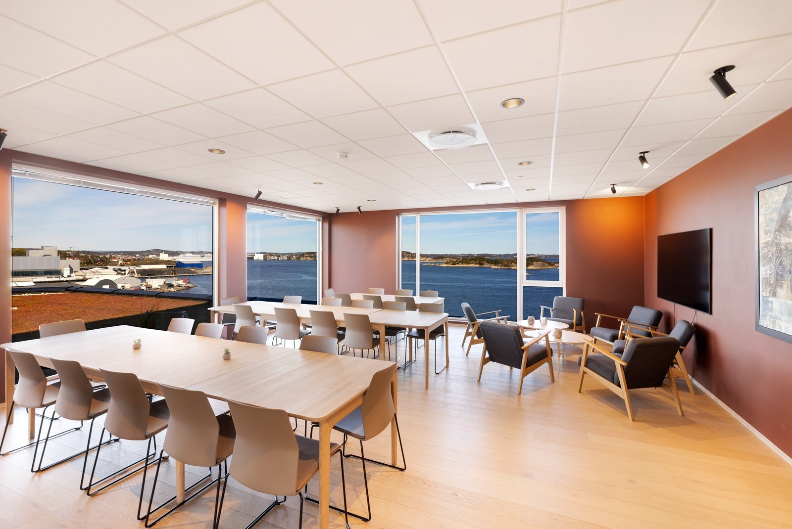 Sameiet tilbyr flere flotte fellesrom og arealer som man har tilgang til, bl. a. "Udsikten" - fellesrom, "Losjiet" - gjesterom, Takterrasse - Utstyrt med grill og sittegrupper. Galleribilde