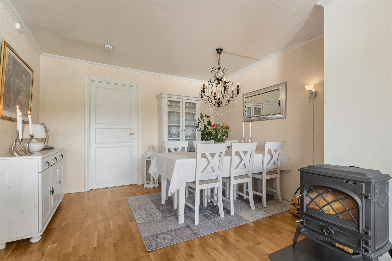 Spisestuen har god plass til et langbord for hyggelige sammenkomster med familie og venner. Galleribilde