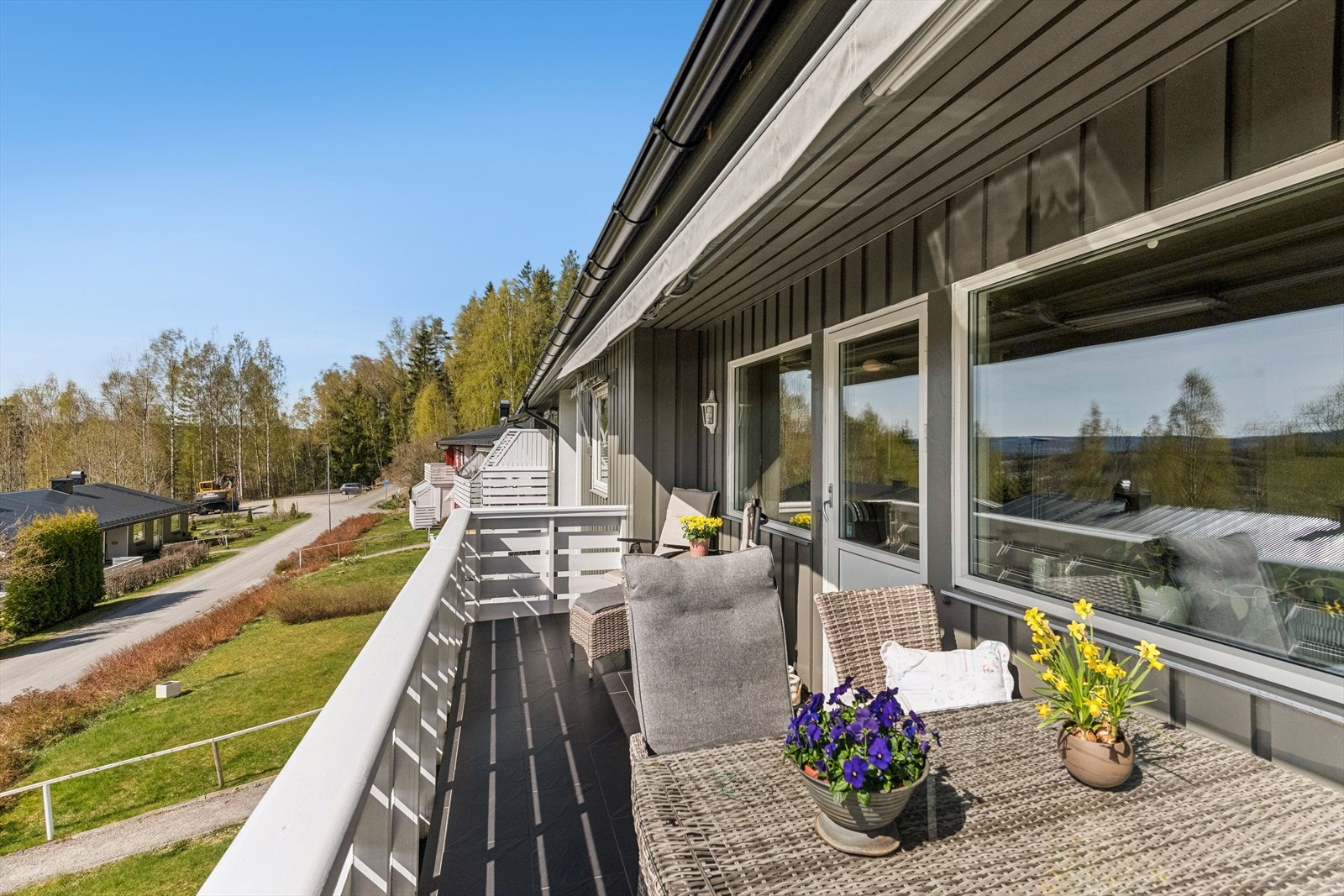 Fra stuen kommer du ut på denne herlige sør-vestvendte terrassen på 10 m2, en naturlig forlengelse av stuen på sommerhalvåret. Galleribilde