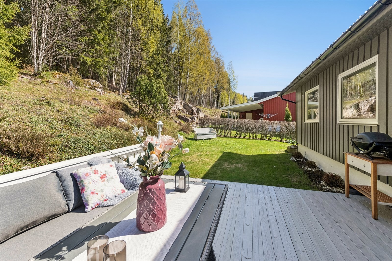 Terrassen på baksiden er nord-østvendt og har trapp ned til hagen. Et ypperlig sted for grilling og uteliv. Galleribilde