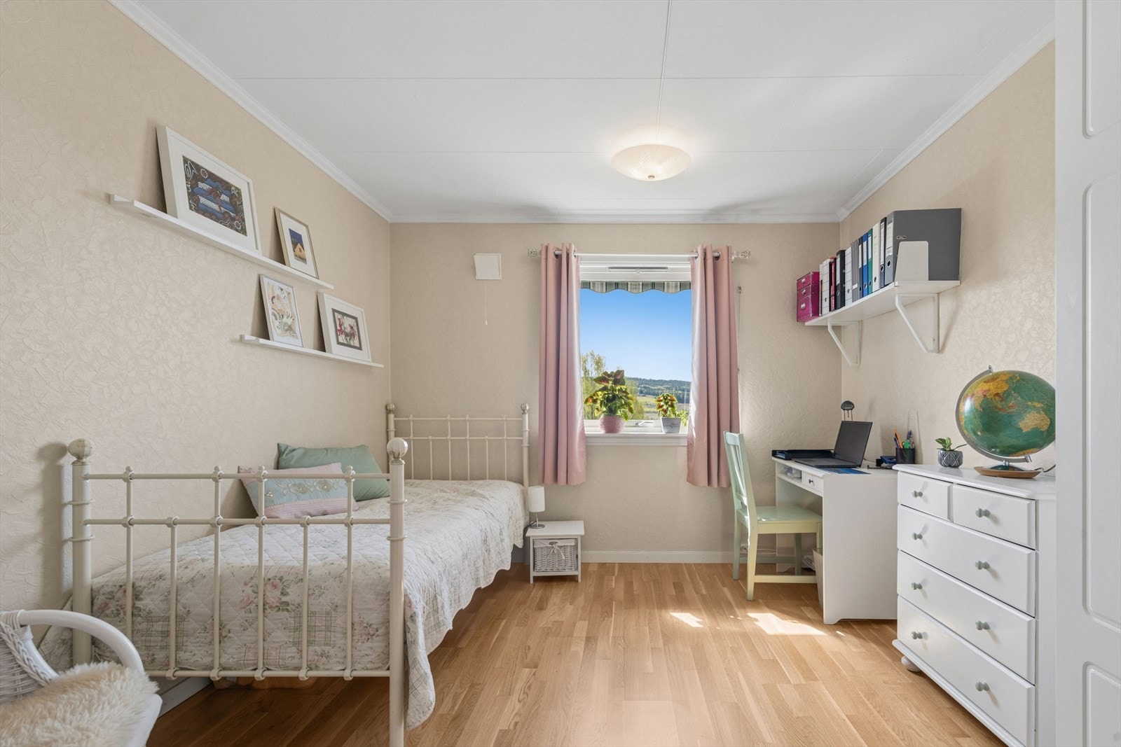 Leiligheten har totalt tre soverom. Lufteluker ble installert i alle soverommene i 2020 for bedre inneklima. Galleribilde