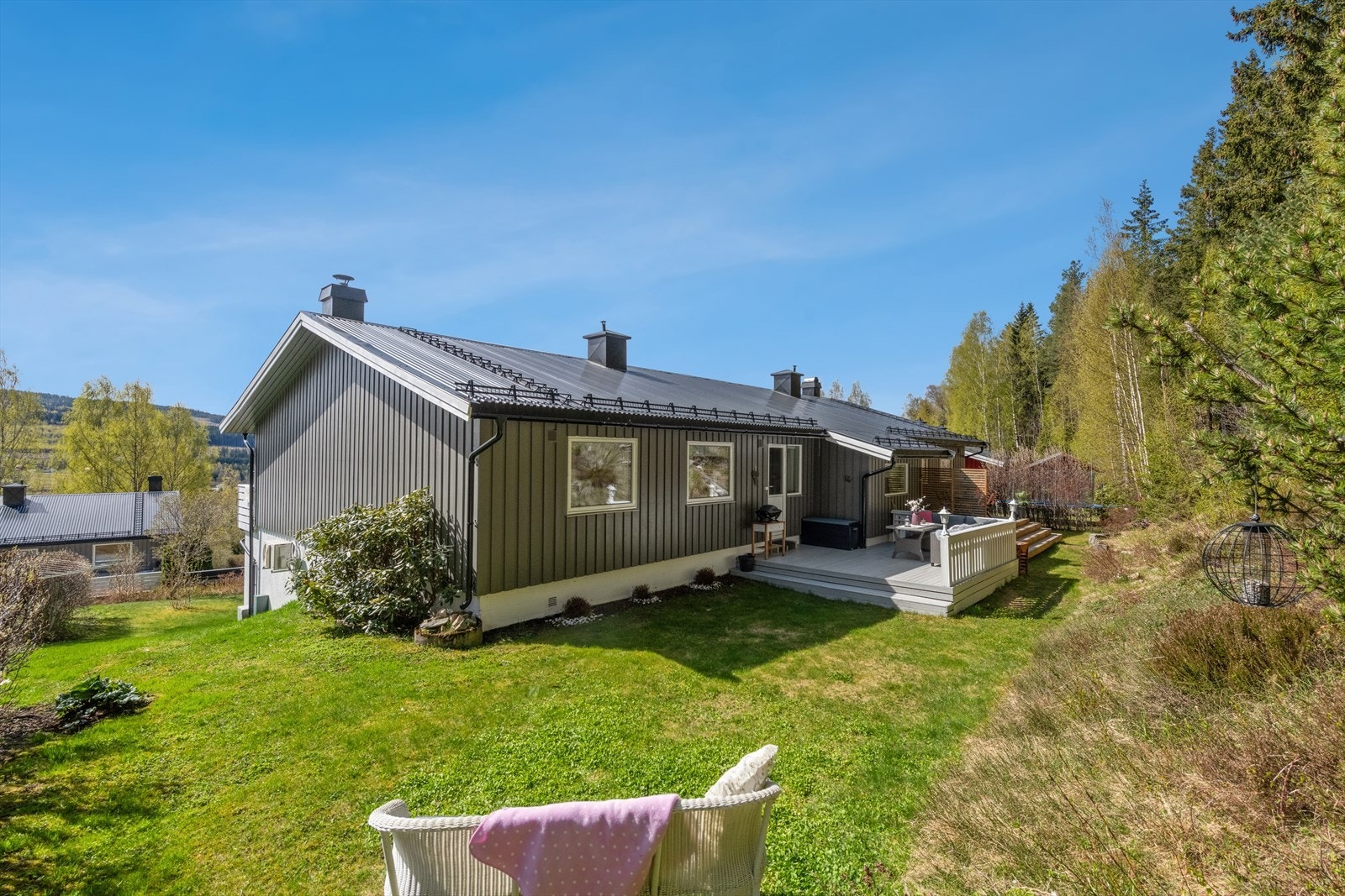 Lys og innbydende 4-roms andelsleilighet med to uteplasser og bruksrett til egen hage. Galleribilde