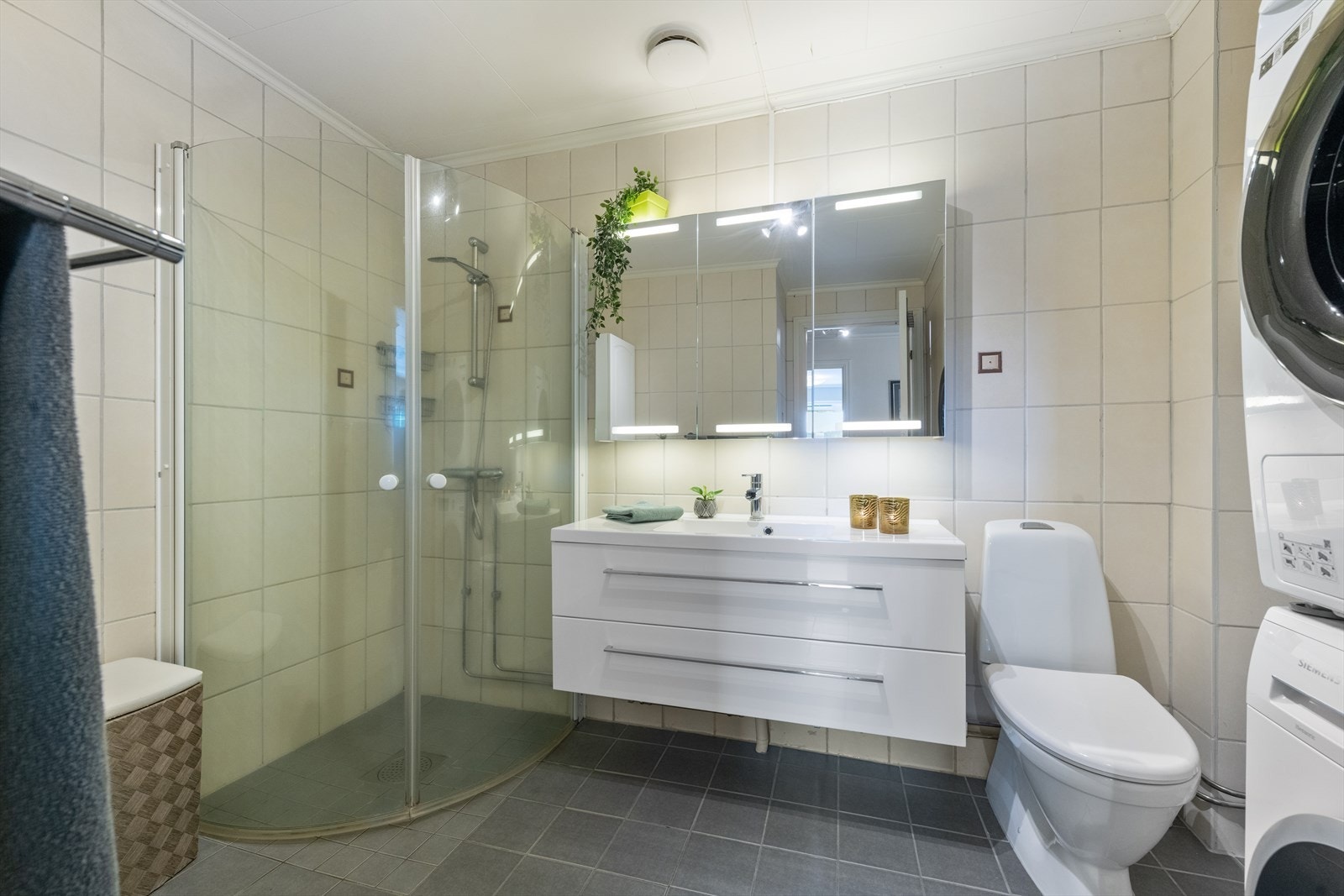 Badet ble oppgradert i 2017 med fliser og elektrisk gulvvarme. Her er det også opplegg for vaskemaskin. Galleribilde