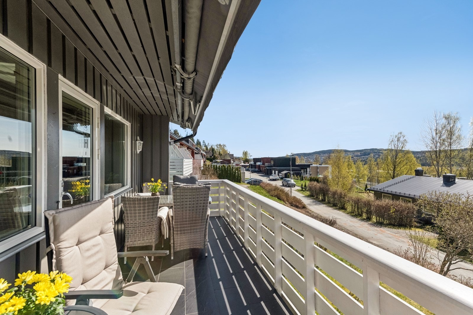 Leiligheten ligger fint til i et veletablert og barnevennlig boligområde på Vangen, i en blindvei uten gjennomgangstrafikk. Galleribilde