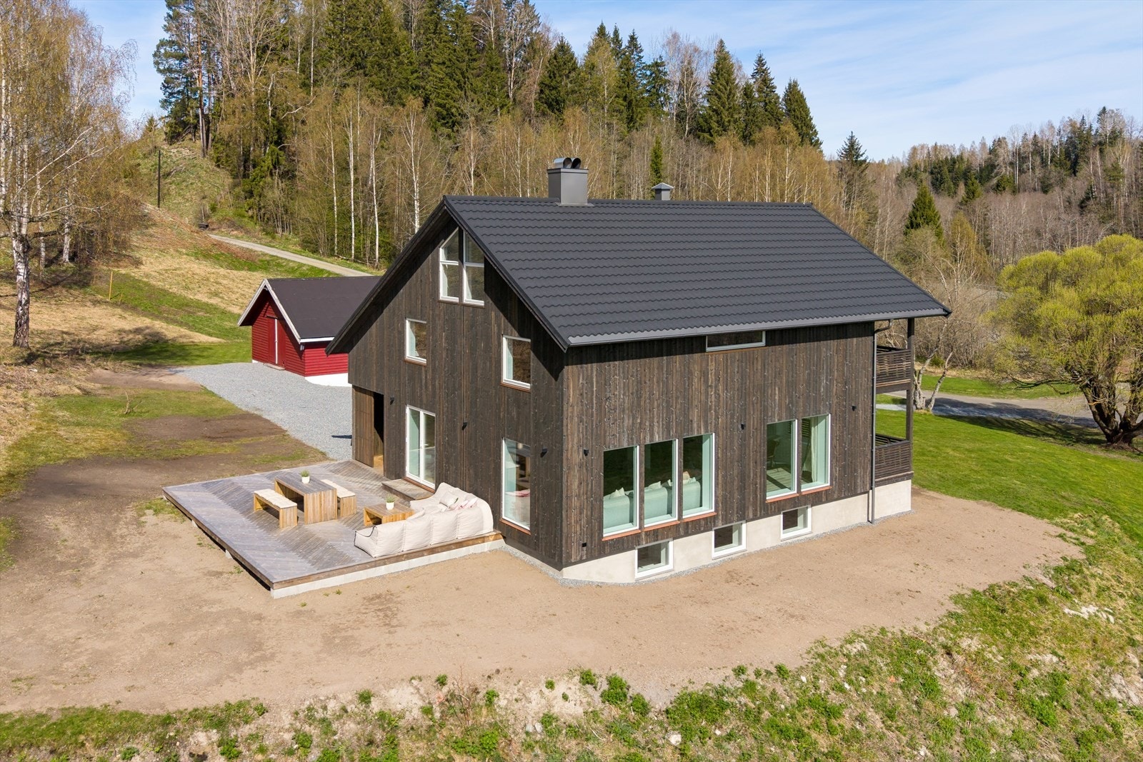 Flott opparbeidet rundt boligen og her har du mange fine uteplasser. Galleribilde